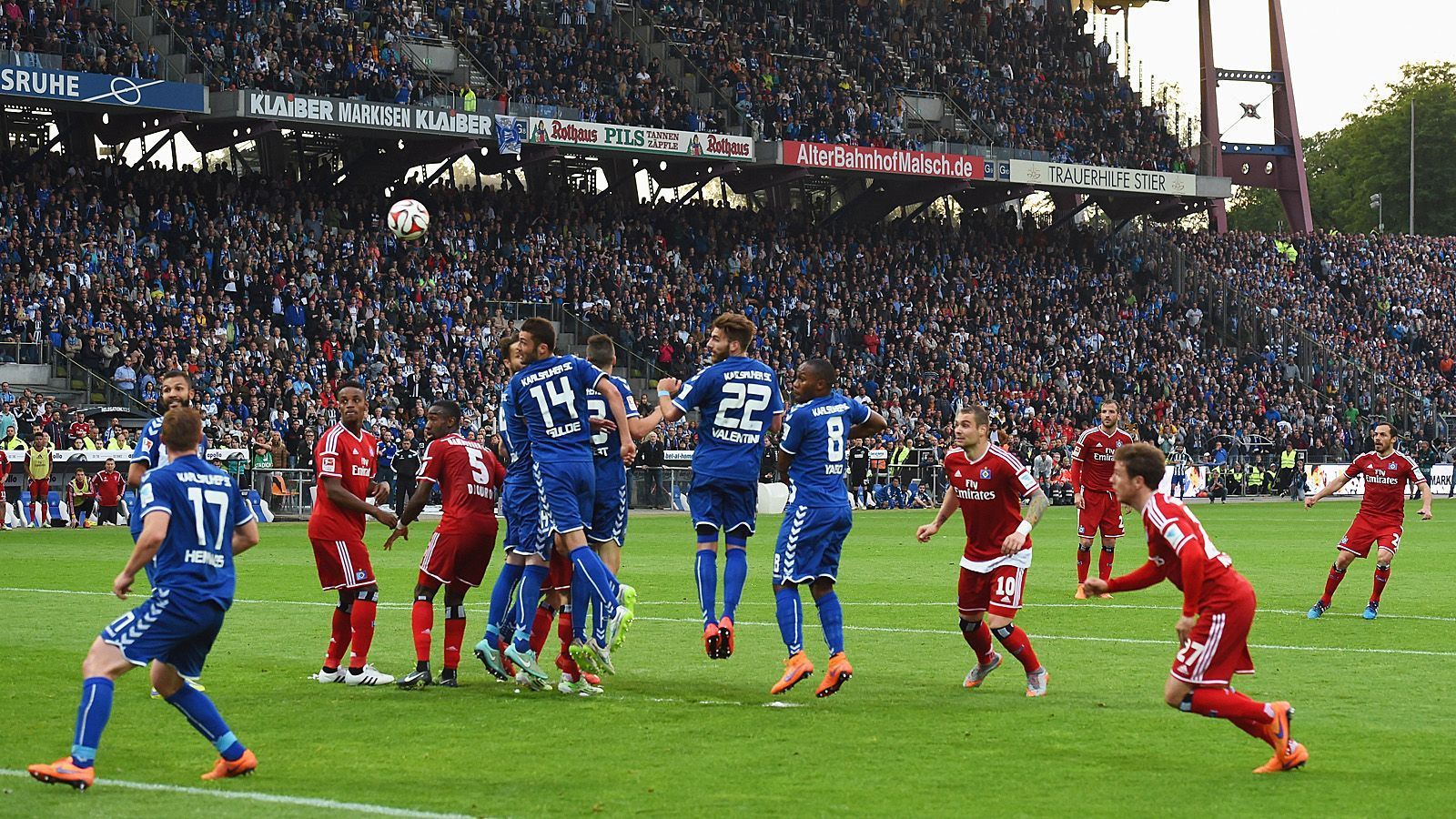 
                <strong>Karlsruher SC - Hamburger SV</strong><br>
                "Tomorrow, my friend, tomorrow", vertröstet er van der Vaart, tritt an und schießt den Ball in den Winkel. Der HSV rettet sich in die Verlängerung und siegt dank des 2:1-Treffers von Nicolai Müller. Der Abstieg ist verhindert. Mit Diaz' Spruch werden T-Shirts bedruckt, eine Dokumentation wird danach benannt, Diaz erzählt von der Situation auch in der "11Freunde". Doch zwei Jahr später sagt van der Vaart: Ist alles gar nicht so passiert. Diaz sei einfach früher losgelaufen, den Satz "Tomorrow, my friend" habe er nicht gesagt. Vielleicht hat ihn van der Vaart aber auch einfach nicht gehört. 
              