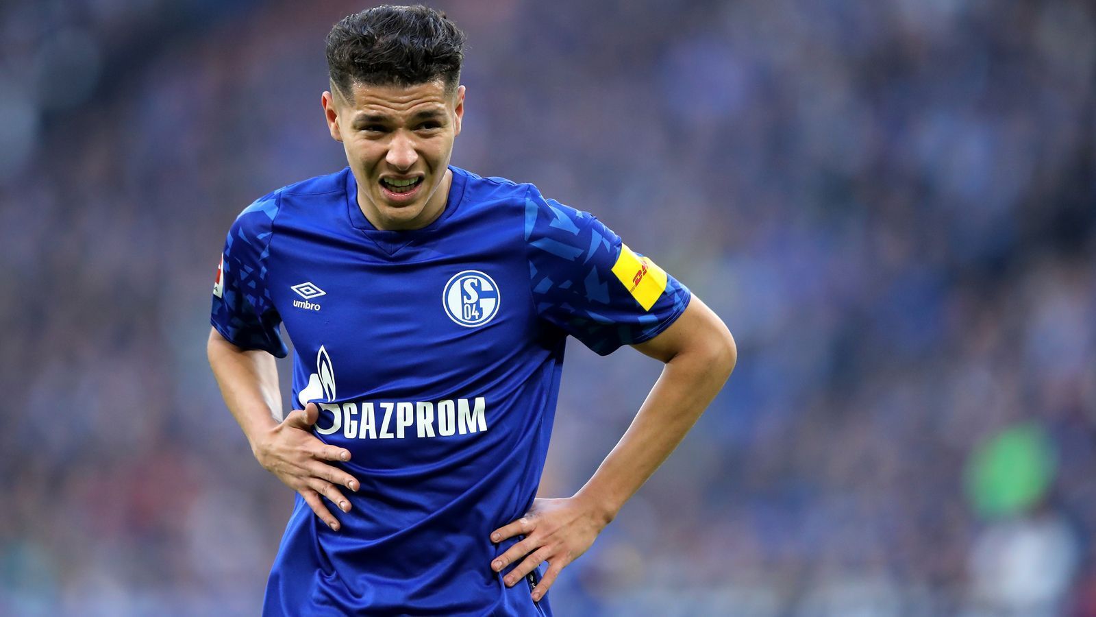 
                <strong>Amine Harit</strong><br>
                Als in Nordrhein-Westfalen erhebliche Kontaktbeschränkungen herrschten, erwischte es Schalkes Amine Harit. Der Marokkaner traf sich in Essen in einer Shisha-Bar verbotenerweise mit zehn weiteren Personen und das auch noch nach der gesetzlichen Sperrstunde um 18 Uhr. Die Versammlung dauerte bis nach Mitternacht und wurde erst von der Polizei aufgelöst. Anschließend wurde auch der 22 Jahre alte Mittelfeldspieler von seinem Arbeitgeber zu einer Geldstrafe verdonnert. 
              