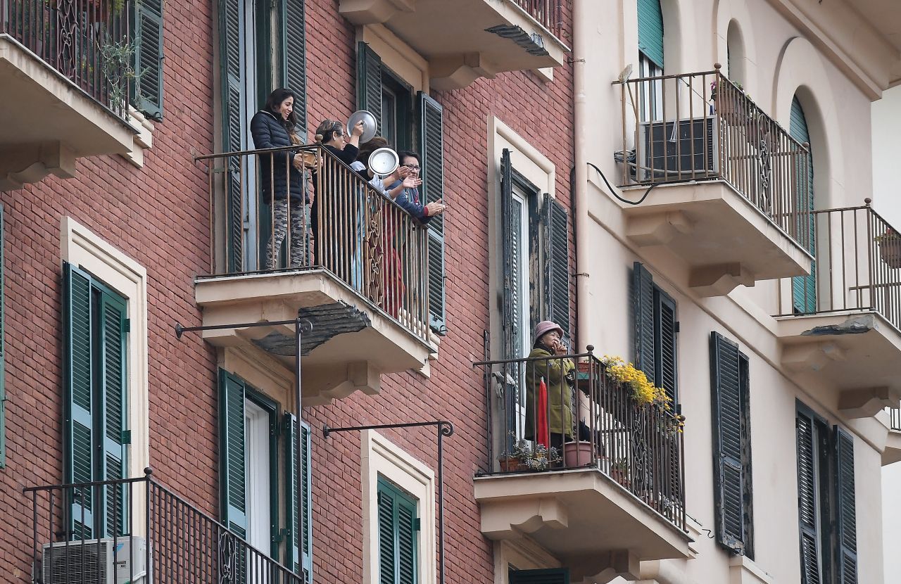 Italiener spenden von ihrem Balkon aus Applaus, wie hier in Rom. Der italienische Hashtag: #andratuttobene (auf Deutsch: Alles wird gut).