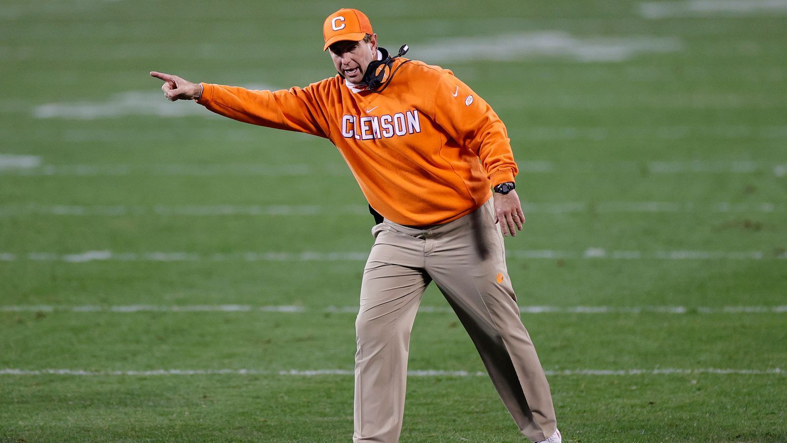 
                <strong>Trainer</strong><br>
                Dabo Swinney (Bild) begann 1993 seine Trainerkarriere bei den Alabama Crimson Tides. Er war damals hauptsächlich für die Wide Receiver und Tight Ends zuständig, ehe er 2003 nach Clemson wechselte. 2008 übernahm er nach dem Rücktritt von Tommy Bowden das Team und entwickelte es zu einen der besten College-Football-Teams in den USA. Der 51-Jährige wird für sein ehrliches Feedback geschätzt. Er sorgt in Clemson für gute Stimmung und gibt jedem Spieler eine Chance.
              