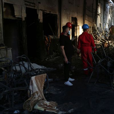Blick in die eingestürzte und ausgebrannte Halle im Irak, in der ein Brand während einer Hochzeitsfeier ausgebrochen war. 