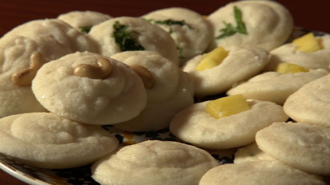 Idli sind indische Reisküchlein. Wir zeigen, wie du sie nachkochen kannst.