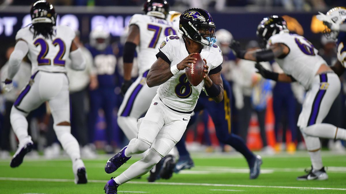 NFL, American Football Herren, USA Baltimore Ravens at Los Angeles Chargers Nov 25, 2024; Inglewood, California, USA; Baltimore Ravens quarterback Lamar Jackson (8) moves out to pass against the Lo...