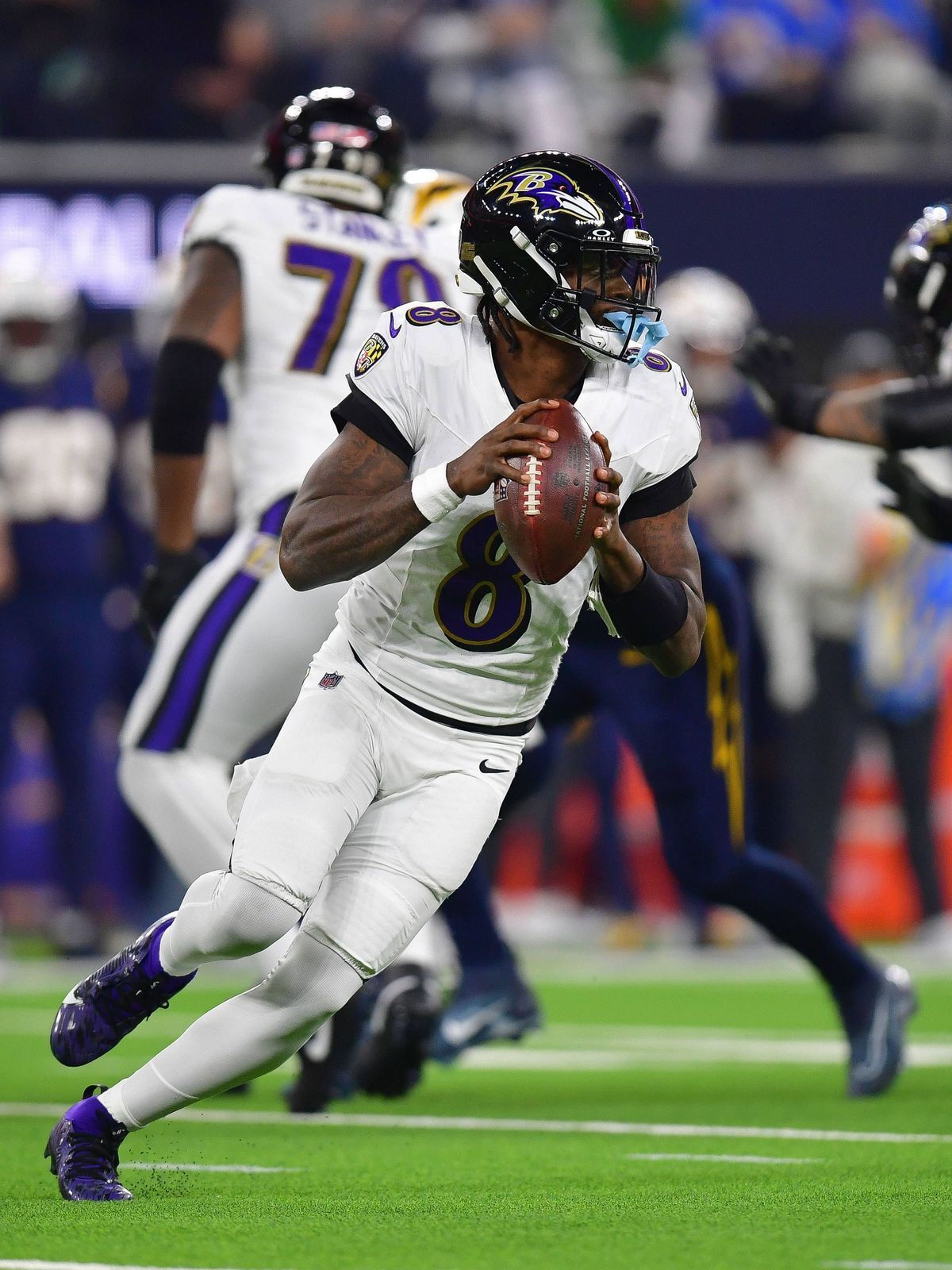 NFL, American Football Herren, USA Baltimore Ravens at Los Angeles Chargers Nov 25, 2024; Inglewood, California, USA; Baltimore Ravens quarterback Lamar Jackson (8) moves out to pass against the Lo...