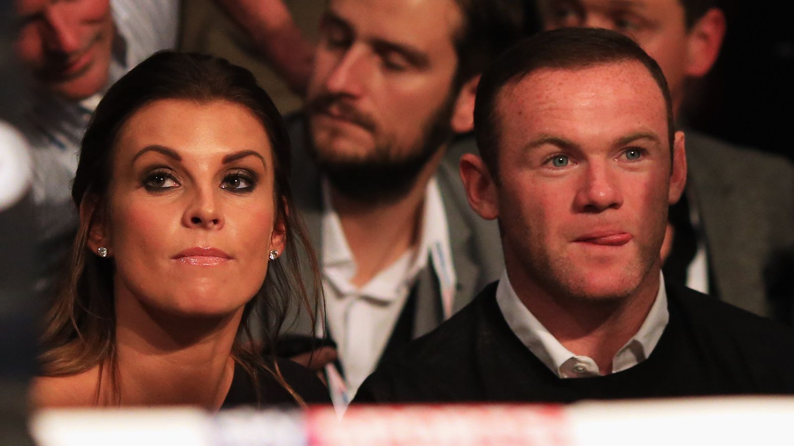 
                <strong>Platz 8: Coleen Rooney</strong><br>
                Wayne Rooneys Frau Coleen hat sich als Autorin einen Namen gemacht, verfasste in der Vergangenheit Kolumnen für Celebrity-Magazine, schrieb Kinderbücher und vermarktete ihre persönlichen Fitness-Programme. Dabei dürfte die 35-Jährige ein Vermögen im zweistelligen Millionenbereich erwirtschaftet haben. Der aktuelle Werbewert von Rooney liegt bei 16 Millionen Euro. Mit ihren rund zwei Millionen Instagram-Followern ist Coleen Rooney auch in den sozialen Medien sehr präsent und erwirtschaftet so alleine auf dieser Plattform durch jeden Post im Durchschnitt 6.700 Euro. Punkte im "Sun"-Spielerfrauen-Ranking: 65
              