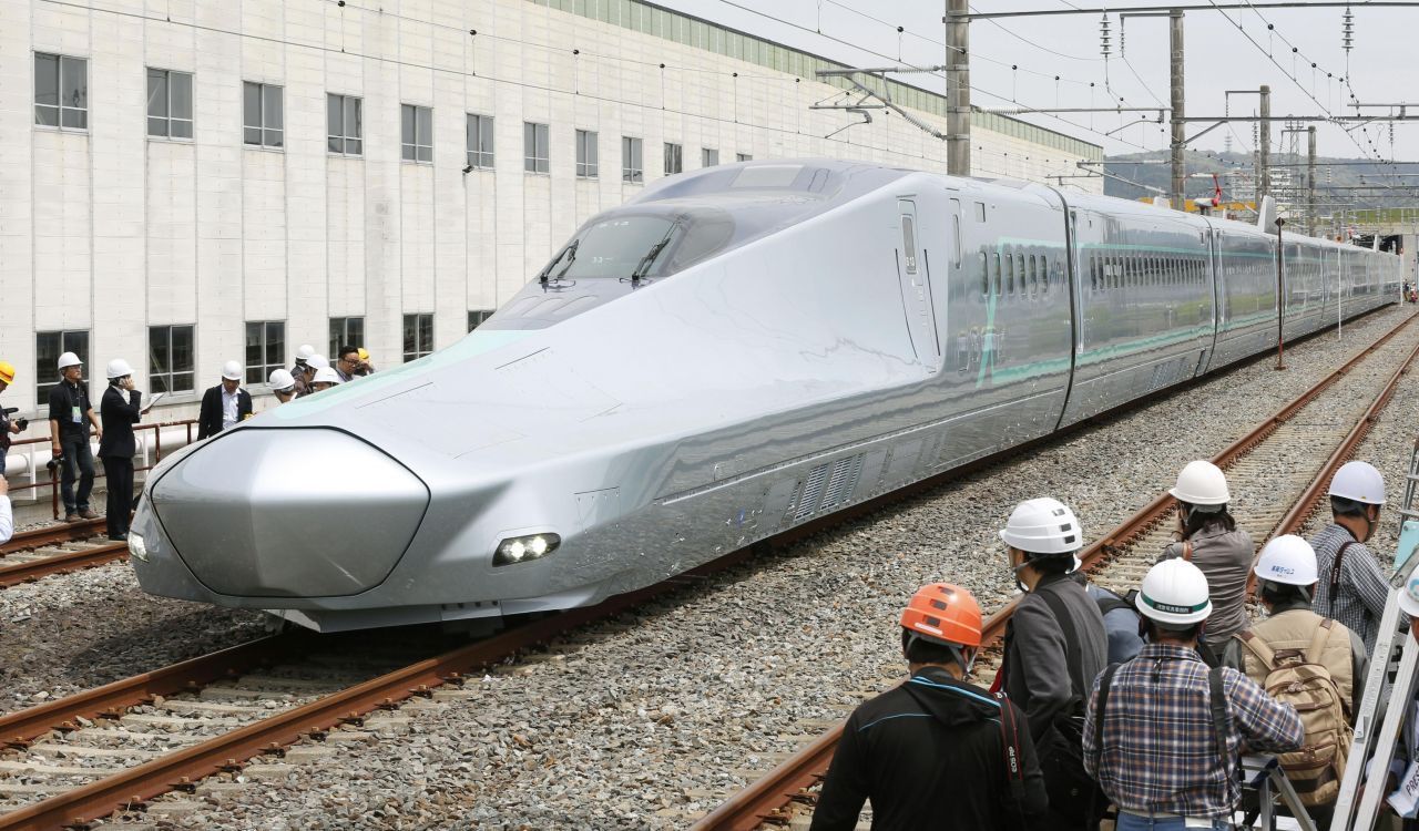 Unter dem Namen Shinkansen baut Japan eine Reihe von Hochgeschwindigkeitszügen. Die Flitzer fahren meist mit einer Geschwindigkeit von bis zu 320 Kilometern pro Stunde - können aber auch noch viel schneller. Die lange Nase macht die Züge nicht nur aerodynamisch, sondern auch leiser. 