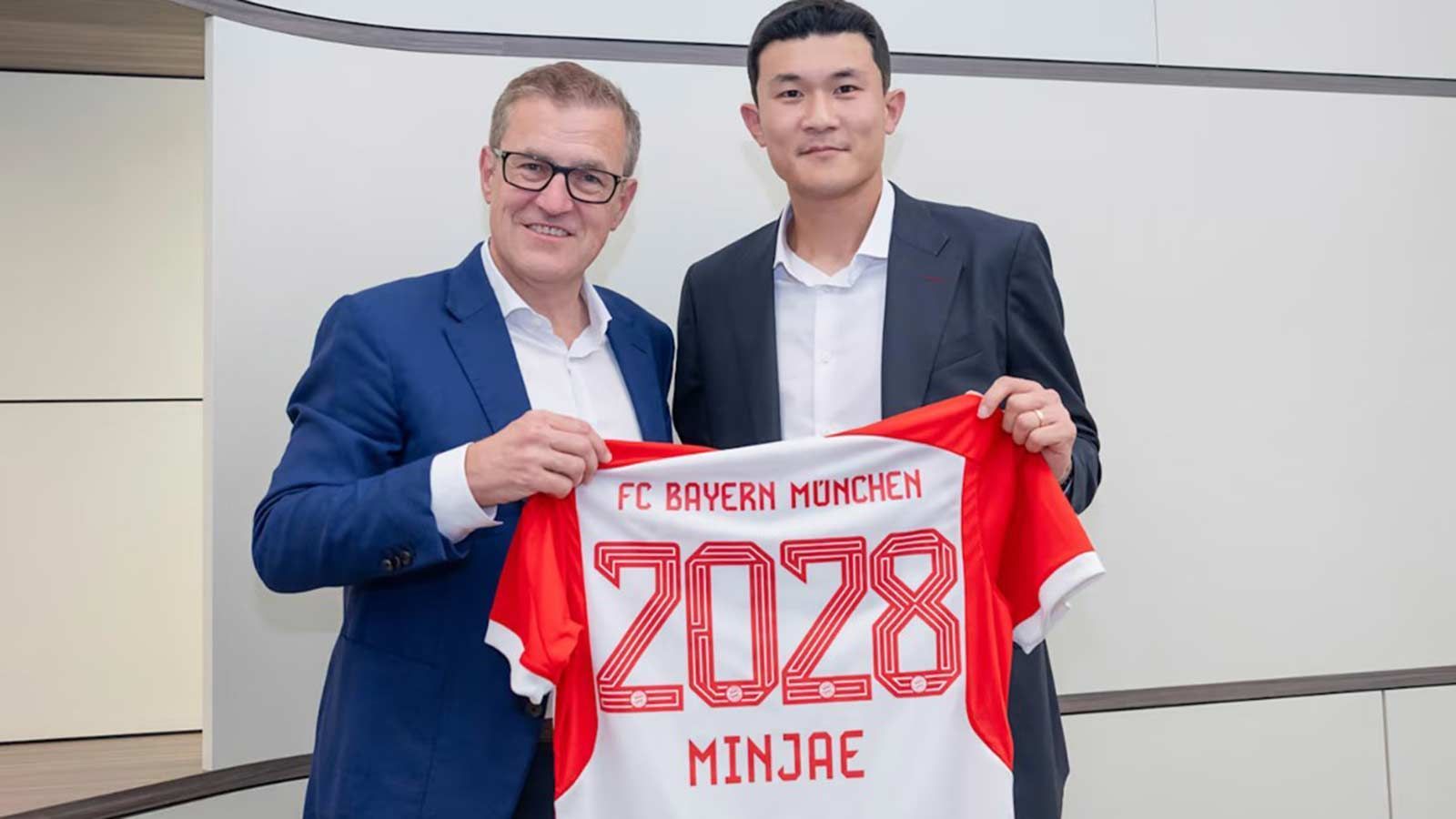 <strong>Min-Jae <strong>Kim</strong></strong><br>
                Der Transfer von Min-Jae Kim zum FC Bayern München galt schon länger als fix, jetzt ist er auch offiziell. Der Innenverteidiger kommt von der SSC Neapel und unterschreibt einen Vertrag bis 2028. In München wird der Südkoreaner mit der Rückennummer drei auflaufen, die zuvor bereits Spieler wie Xabi Alonso, Lucio, Paul Breitner oder Franz Beckenbauer getragen hatten. Im <a target="_blank" href="https://bundesligamanager.ran.de/"><strong><em>ran</em></strong> Bundesliga-Manager</a>&nbsp;ist er mit zwölf Millionen Euro kein Schnäppchen.