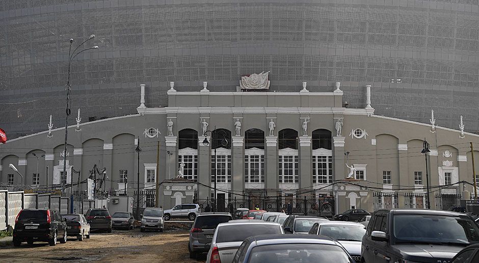 
                <strong>Umbau am Zentralstadion Jekaterinburg</strong><br>
                Die Fassade des schon mehrmals umgebauten Bauwerks wartet übrigens auch mit anderen Schmankerln auf. So stehen direkt am Haupteingang diverse Skulpturen, die unter anderem eine Skifahrerin oder einen Fußballspieler darstellen. Auch das ist alles andere als alltäglich an WM-Stadien.
              