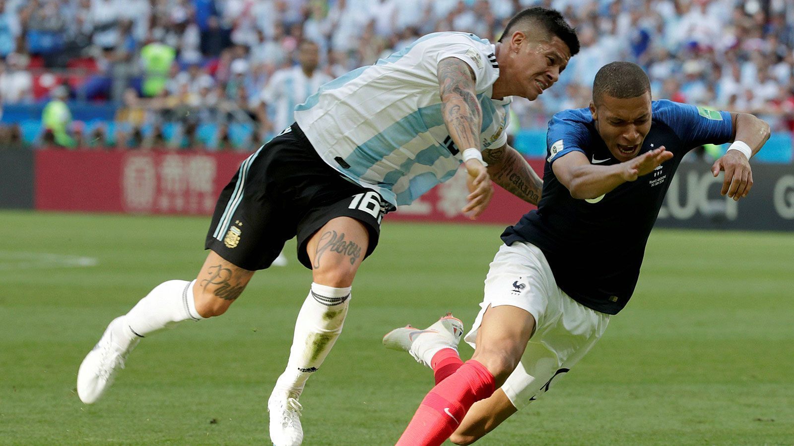 
                <strong>Marcos Rojo</strong><br>
                Totalausfall. Bringt in der elften Minute Mbappe im Strafraum zu Fall. Verursacht damit einen der wenigen Elfmeter, für die es keinen Videobeweis braucht. Auch in der Folge immer einen Schritt zu spät. Lässt sich in der 26. Minute auf rechts von Griezmann ausspielen, dessen Hereingabe brandgefährlich. Zur Halbzeit zu recht ausgewechselt. ran-Note: 6
              