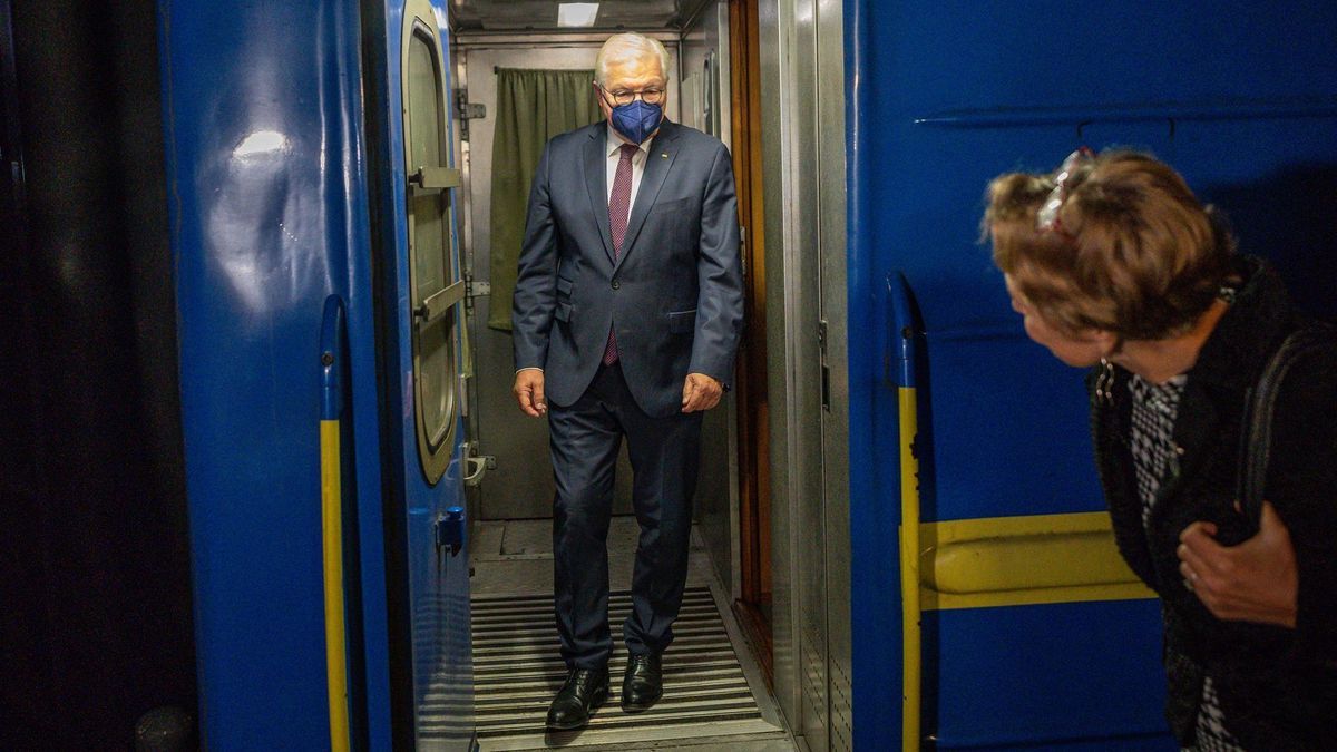 Bundespräsident Frank-Walter Steinmeier besucht erstmals seit Kriegsbeginn die Ukraine. 