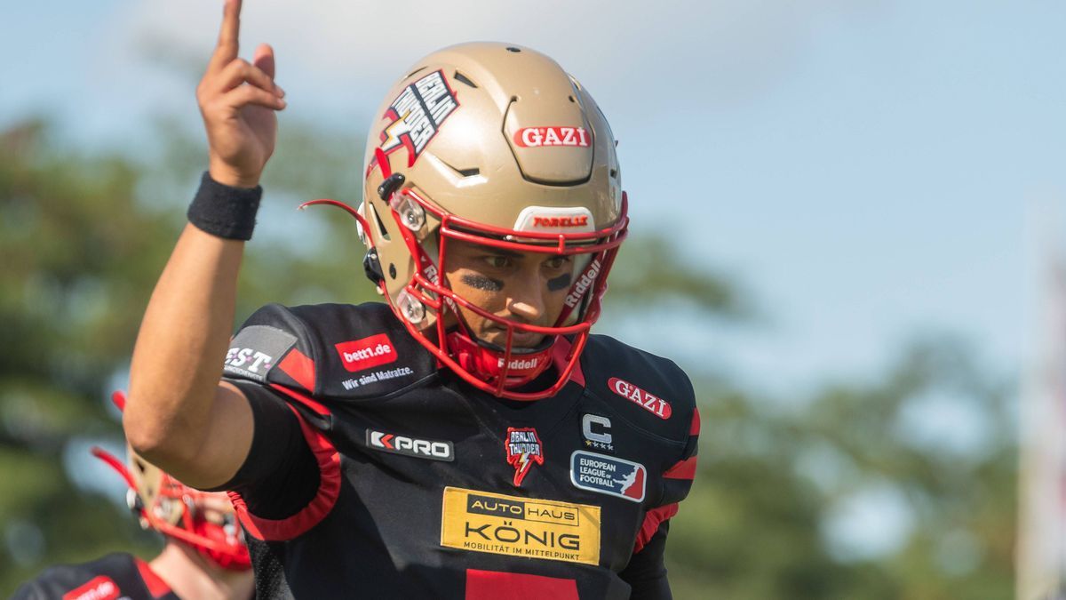 Jakeb Sullivan (Berlin Thunder, 07) zeigt mit dem Finger in die Luft, Berlin Thunder vs Paris Musketeers, American Football, European League of Football, Week 11, Season 2024, 04.08.2024, Berlin Fr...