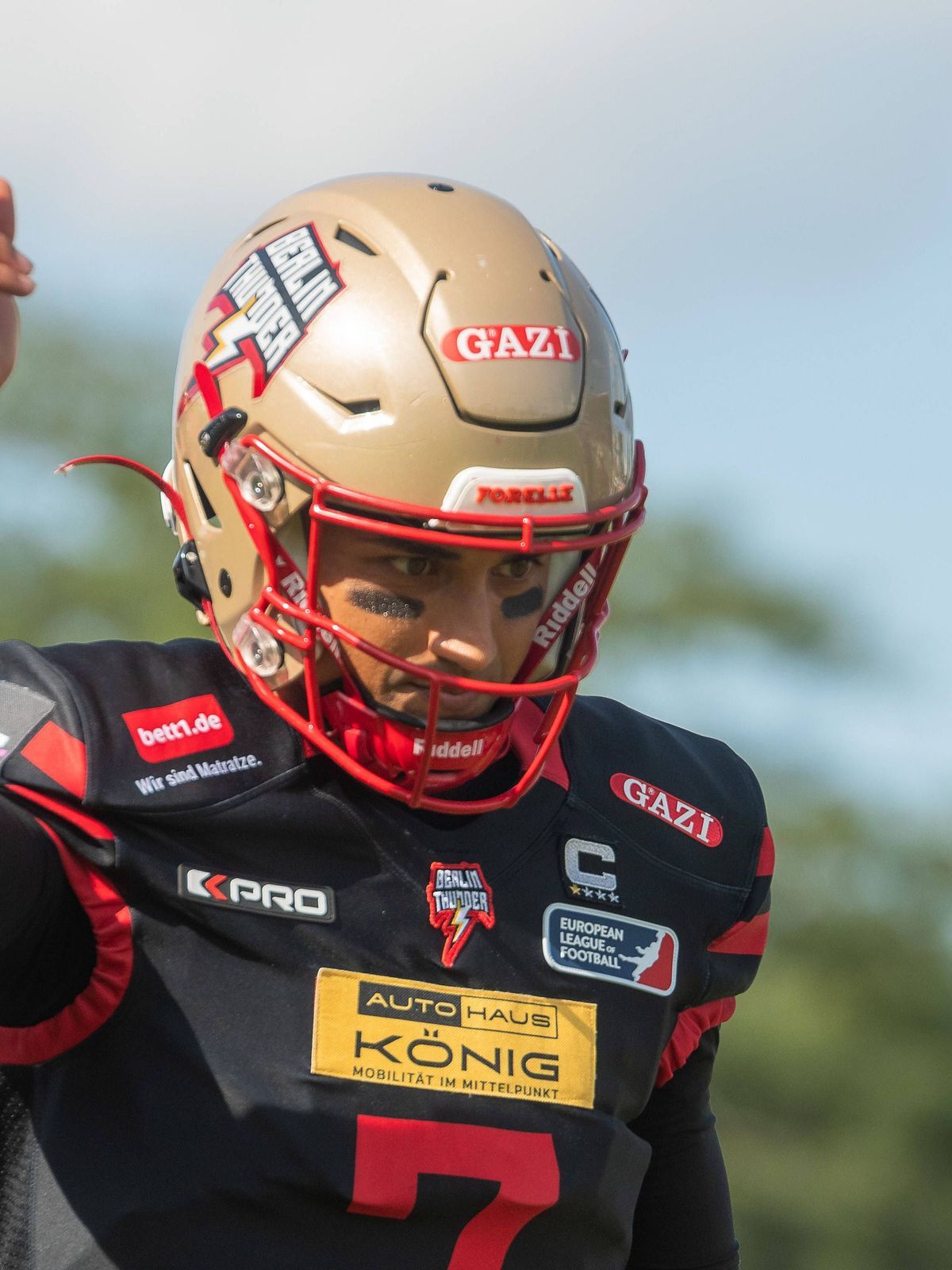 Jakeb Sullivan (Berlin Thunder, 07) zeigt mit dem Finger in die Luft, Berlin Thunder vs Paris Musketeers, American Football, European League of Football, Week 11, Season 2024, 04.08.2024, Berlin Fr...