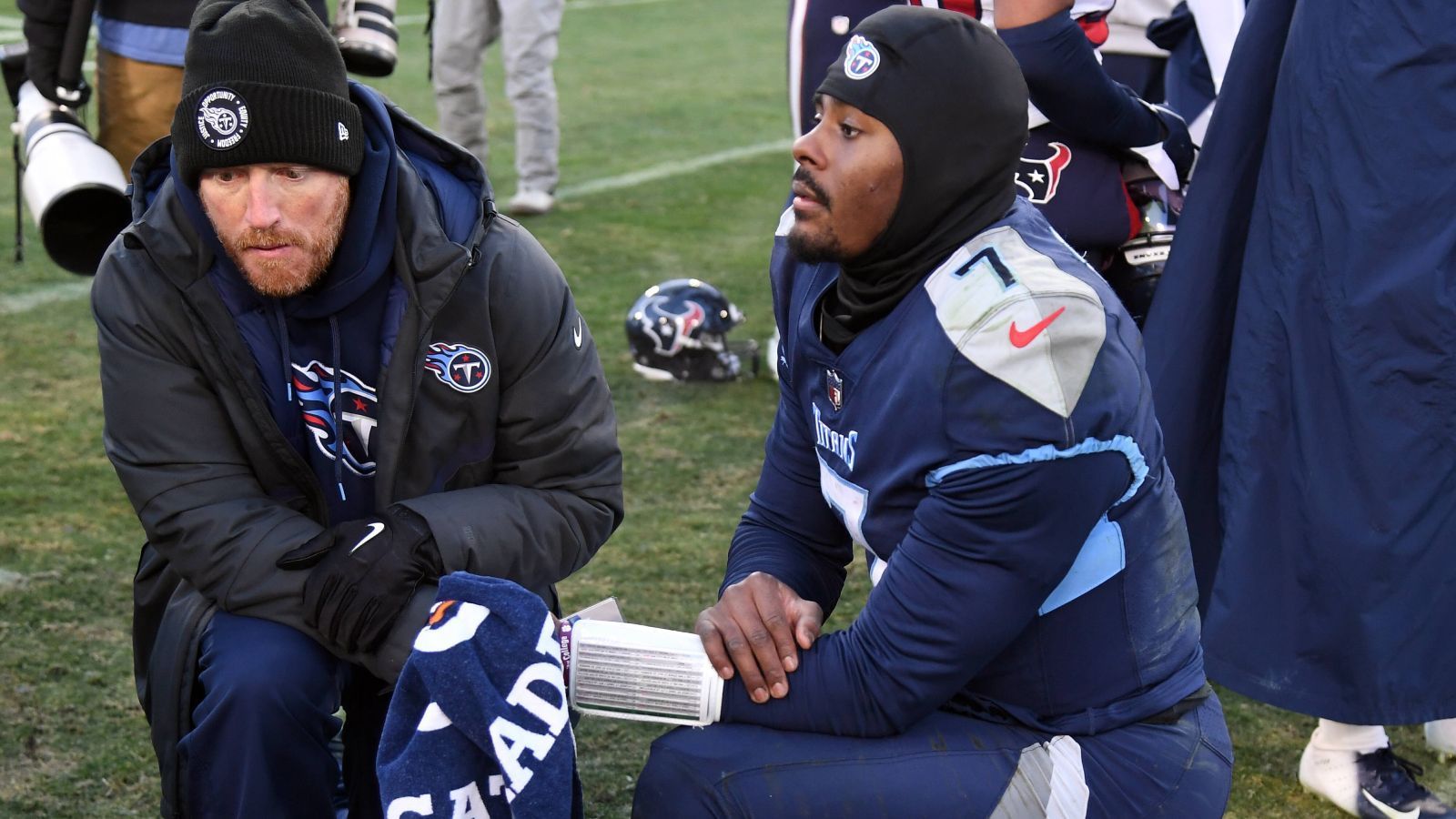 
                <strong>Verlierer: Malik Willis (Tennessee Titans)</strong><br>
                Die Tennessee Titans haben komplett die Fahrt der Saisonmitte verloren. Nachdem sie mit zwei Niederlagen gestartet waren, fingen sie sich und gewannen sieben der acht folgenden Partien. Die letzten fünf Spiele gingen allerdings allesamt verloren mit dem Höhepunkt der peinlichen Niederlage gegen die Houston Texans im eigenen Stadion (14:19). Das liegt nicht nur an der Verletzung von Ryan Tannehill, aber auch. Malik Willis zeigte bisher in keinem seiner Spiele, dass er derzeit NFL-tauglich ist. In seinem ersten Start bei den Kansas City Chiefs (17:20) brachte er nur fünf von 16 Bällen an, gegen die Texans waren es auch nur 14 von 23. Es wäre unfair, die Schuld auf einen Rookie-Quarterback zu schieben, bei den Titans liegt derzeit deutlich mehr im Argen. Dennoch wird er den Erwartungen nicht gerecht.
              