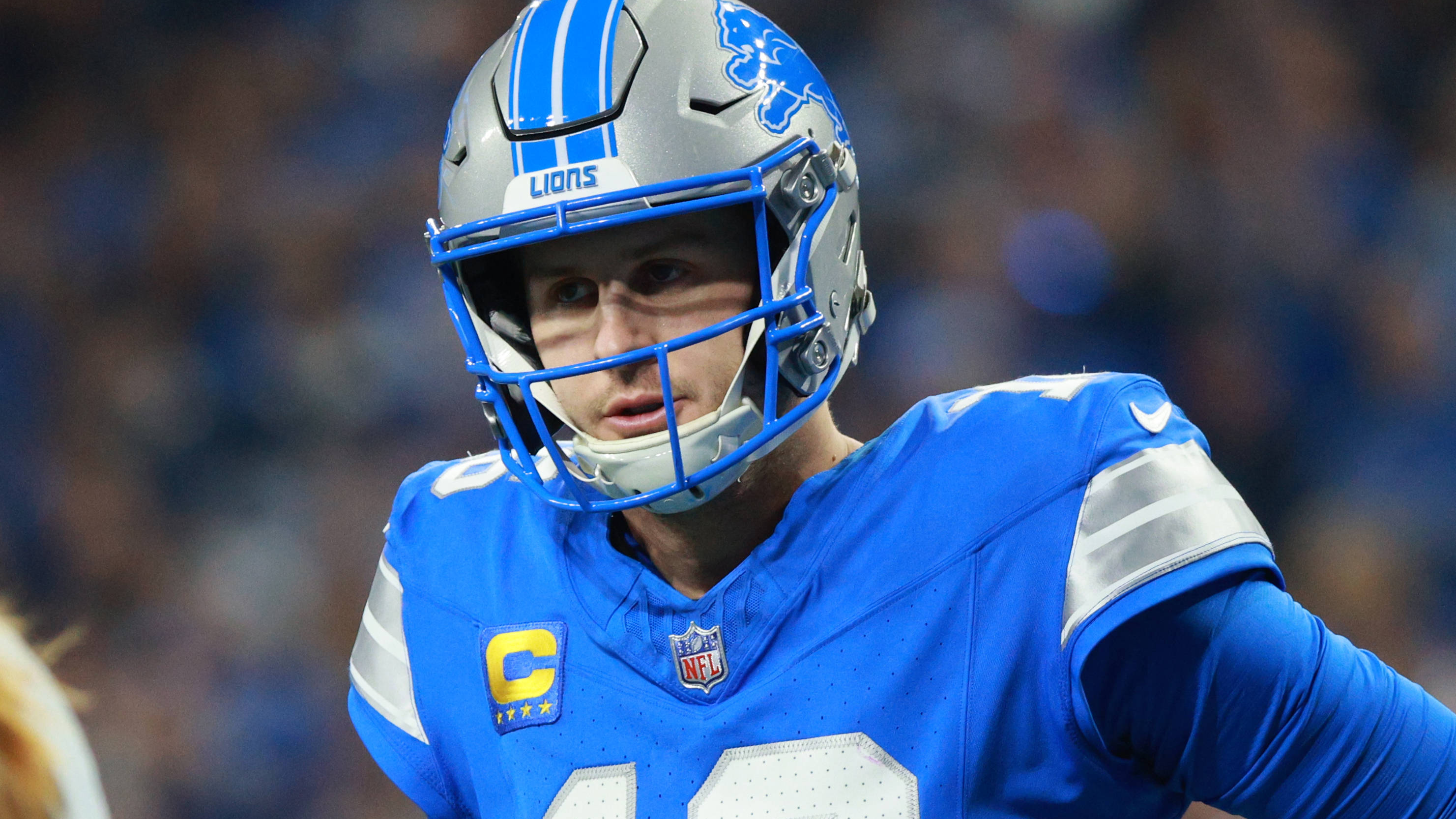 <strong>Mit Jared Goff gewinnt man keinen Super Bowl</strong><br>Der Trade um Jared Goff und Matthew Stafford 2021 wurde lange heiß diskutiert. Nachdem die Rams zunächst als klarer Sieger galten, drehte sich der Spieß mit dem Lions-Erfolg der vergangenen beiden Jahre. Das sollte Geschichte sein. Nach acht NFL-Jahren, in denen er weitestgehend von sehr guten Umständen umgeben war, sollte spätestens jetzt jedem klar sein, welche Art Quarterback Jared Goff verkörpert …