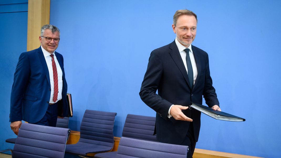 Christian Lindner (r, FDP), Bundesminister der Finanzen, kommt in die Bundespressekonferenz, um den Regierungsentwurf für den Bundeshaushalt 2024 und den Finanzplan bis 2027 vorzustellen.