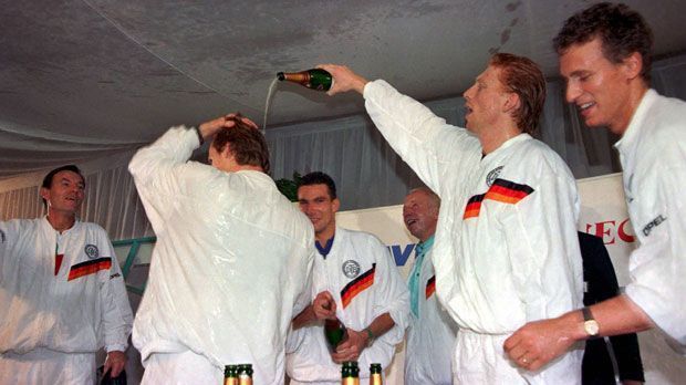 
                <strong>Vorteil Deutschland: Die größten Triumphe von Boris Becker, Michael Stich und Co.</strong><br>
                Hoch die Tassen: Nach der erfolgreichen Titelverteidigung des deutschen Davis Cup-Teams - erneut gegen Schweden 1989 - lassen Boris Becker (Mitte), Patrick Kühnen (rechts), sowie Teamchef Niki Pilic, Eric Jelen und Carl-Uwe Steeb (von links) die Korken knallen.
              