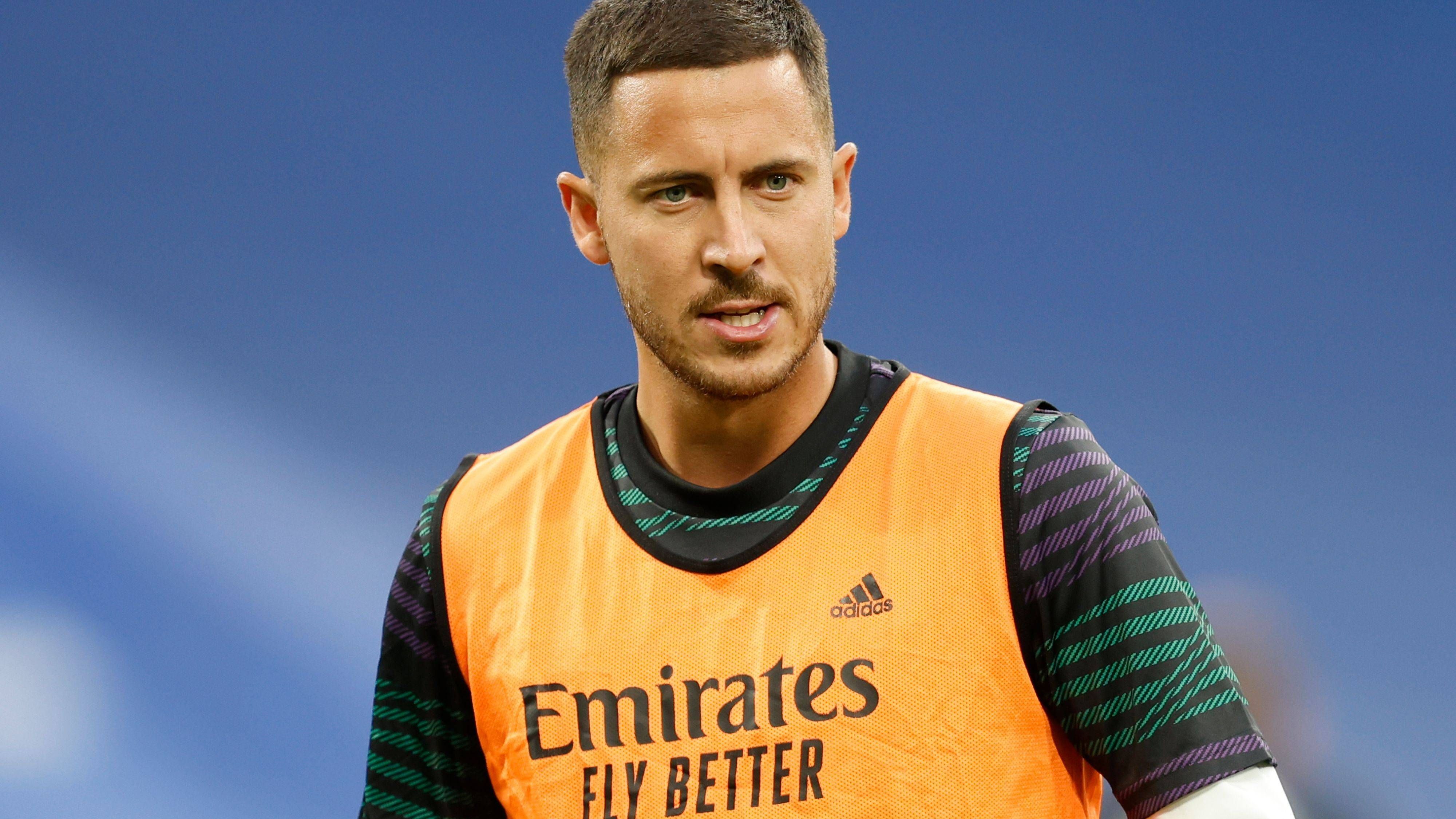 <strong>Eden Hazard</strong><br>Ob er noch einmal einen Fuß auf den Boden bekommt? Einst als großes Versprechen im Weltfußball gehandelt, geht es seit vielen Jahren für Eden Hazard bergab. Dabei stellte er bei seinem Wechsel vom FC Chelsea zu Real Madrid vor vier Jahren mit 115 Millionen Euro noch einen Transferrekord auf. Bei den "Königlichen" aber lief gar nichts mehr zusammen. Sein auslaufender Vertrag wurde nicht verlängert.