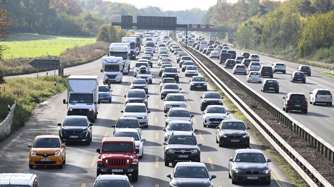 Wegen gebrochener Fahrbahnplatten ist die A66 bei Wiesbaden gesperrt worden (Symbolbild)