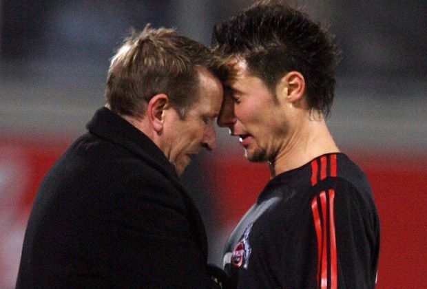 
                <strong>Albert Streit vs. Norbert Meier</strong><br>
                In Deutschland wohl eine der bekanntesten Szenen: Norbert Meier, damals Trainer des MSV Duisburg, versetzt dem Kölner Albert Streit eine Kopfnuss und sinkt dann selbst zu Boden. Der DFB bestraft den Trainer mit einem dreimonatigen Berufsverbot.
              