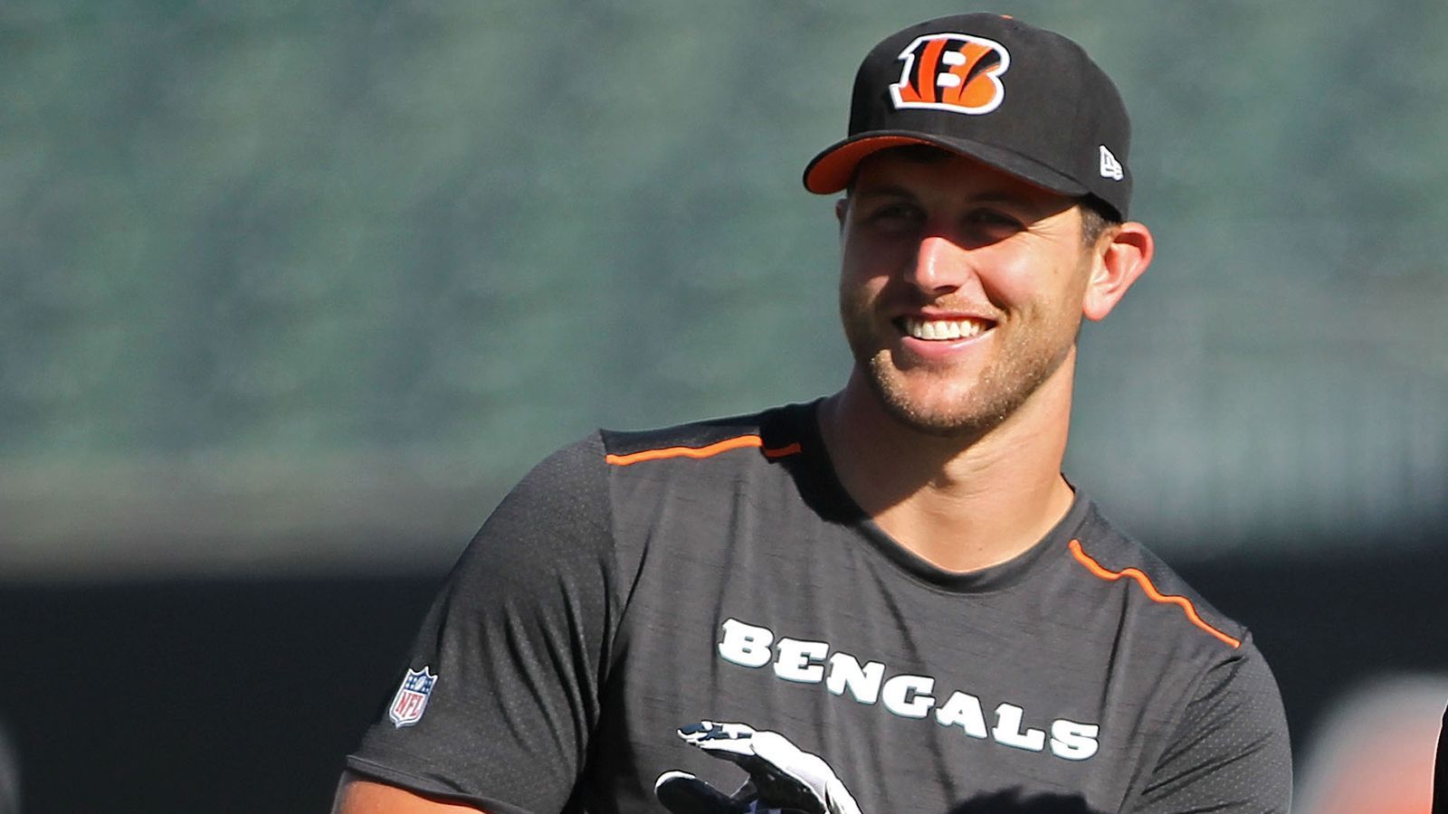 
                <strong>Tyler Eifert</strong><br>
                Wenn Tyler Eifert fit ist, ist er wohl einer der talentiertesten Tight Ends der NFL. In der Saison 2013 fing er 13 Touchdown-Pässe und erzielte insgesamt 615 Receiving Yards. Das Problem: Eifert ist immer wieder verletzt. In den vergangenen beiden Spielzeiten absolvierte der Erstrundenpick von 2013 nur sechs Spiele. Seit seiner Rookie-Saison kam er nur in einer Spielzeit (2015) in mehr als acht Partien zum Einsatz. Dennoch: Die Bengals haben dem 28-Jährigen in der Offseason einen neuen Vertrag gegeben. Das Team glaubt also, dass Eifert 2019 fit bleiben kann. Im Training Camp hat sich diese Einschätzung bisher als richtig herausgestellt. Sein Kaderplatz für die kommende Saison ist sicher. Seine Verletzungshistorie hat ihn aber seine Spitzenposition im Depth Chart gekostet. Eifert ist jetzt nur noch die Nummer 2.
              