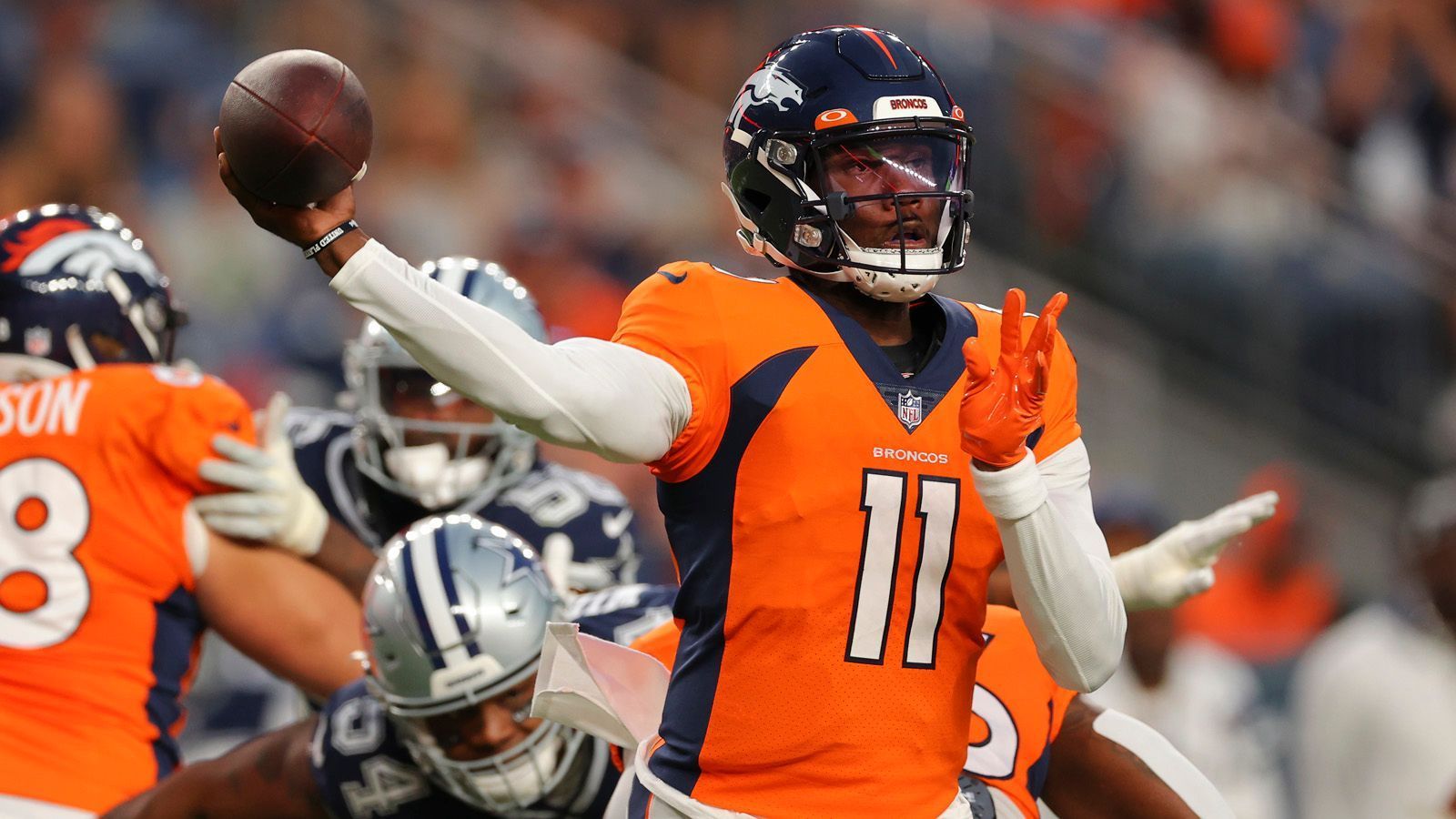 
                <strong>Denver Broncos (seit 2022)</strong><br>
                Seit dem 18. März steht Johnson nun bei den Denver Broncos im Kader und scheint wohl der ersehnte Backup für Russell Wilson werden zu können. Der erste Auftritt in der Preseason gegen die Dallas Cowboys war mit 172 Yards und zwei Touchdowns durchaus sehenswert. Ob Denver aber die letzte Station von Johnson sein wird? 18 neue NFL-Teams stehen noch zur Auswahl.
              