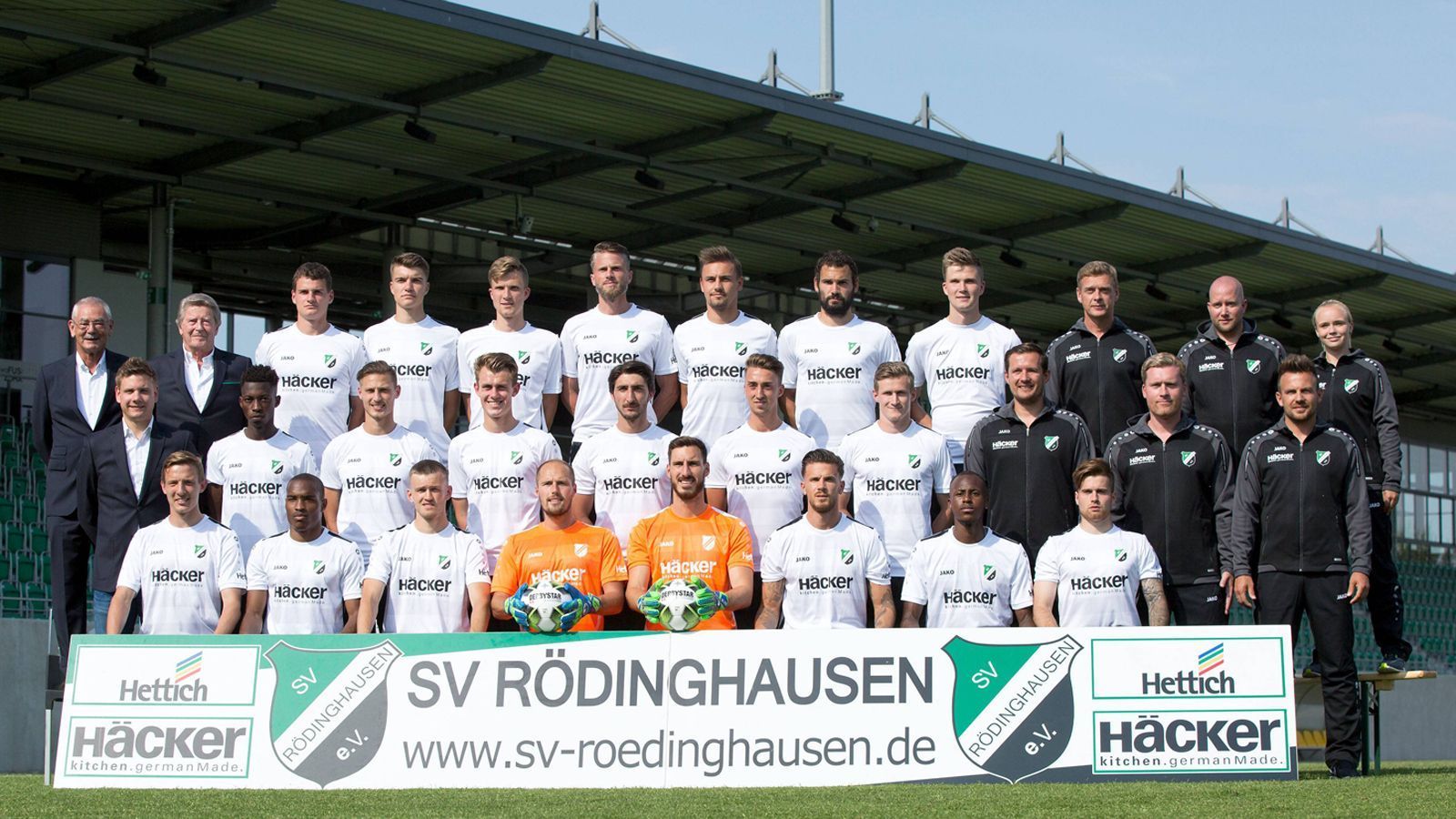 
                <strong>SV Rödinghausen Saison 2018/2019</strong><br>
                Seit dem Aufstieg 2014 spielt Rödinghausen in Deutschlands vierthöchster Spielklasse. In der aktuellen Saison liegen die Ostwestfalen nach 15. Spieltagen auf Platz fünf der Tabelle, allerdings mit nur einem Punkt Rückstand auf den Tabellenzweiten Rot-Weiß Oberhausen. Die Generalprobe für den DFB-Pokal-Kracher gegen den FC Bayern München glückte ebenfalls. Mit 2:0 setzte sich Rödinghausen gegen Ligakonkurrent Kaan-Marienborn durch.
              