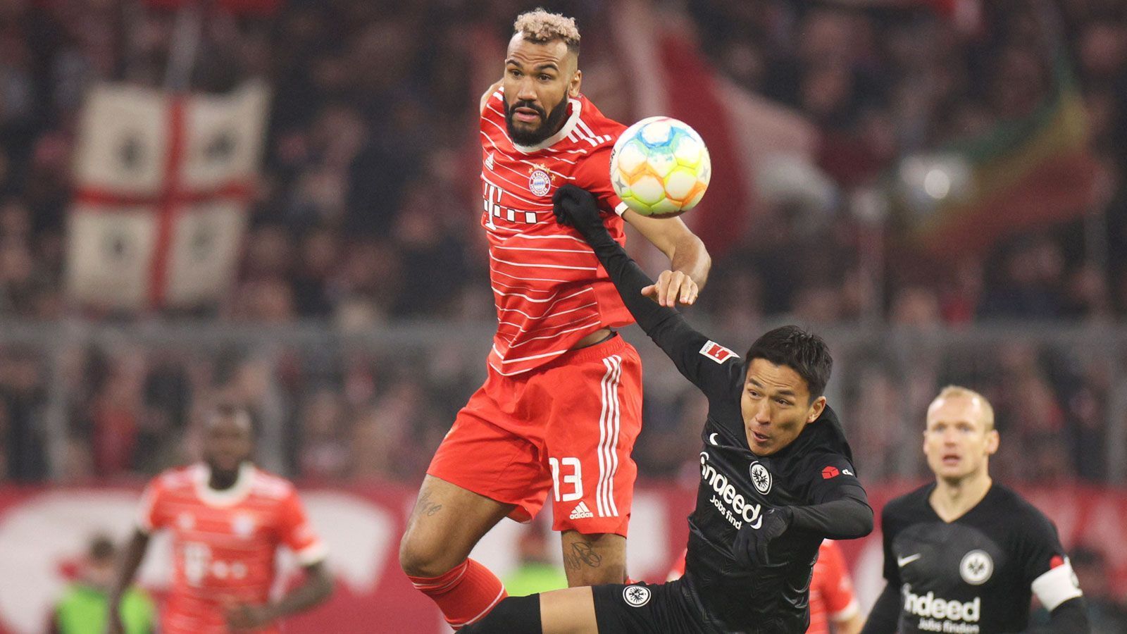 
                <strong>Eric Maxim Choupo-Moting (FC Bayern München)</strong><br>
                Reibt sich in der Spitze gegen die kantigen Eintracht-Verteidiger auf, kommt aber wie schon gegen Köln nicht in Abschlusssituationen. Scheitert bei seiner besten Chance mit einem Hackentrick (60.). Macht nach 77 Minuten Platz für Tel. ran-Note: 5
              