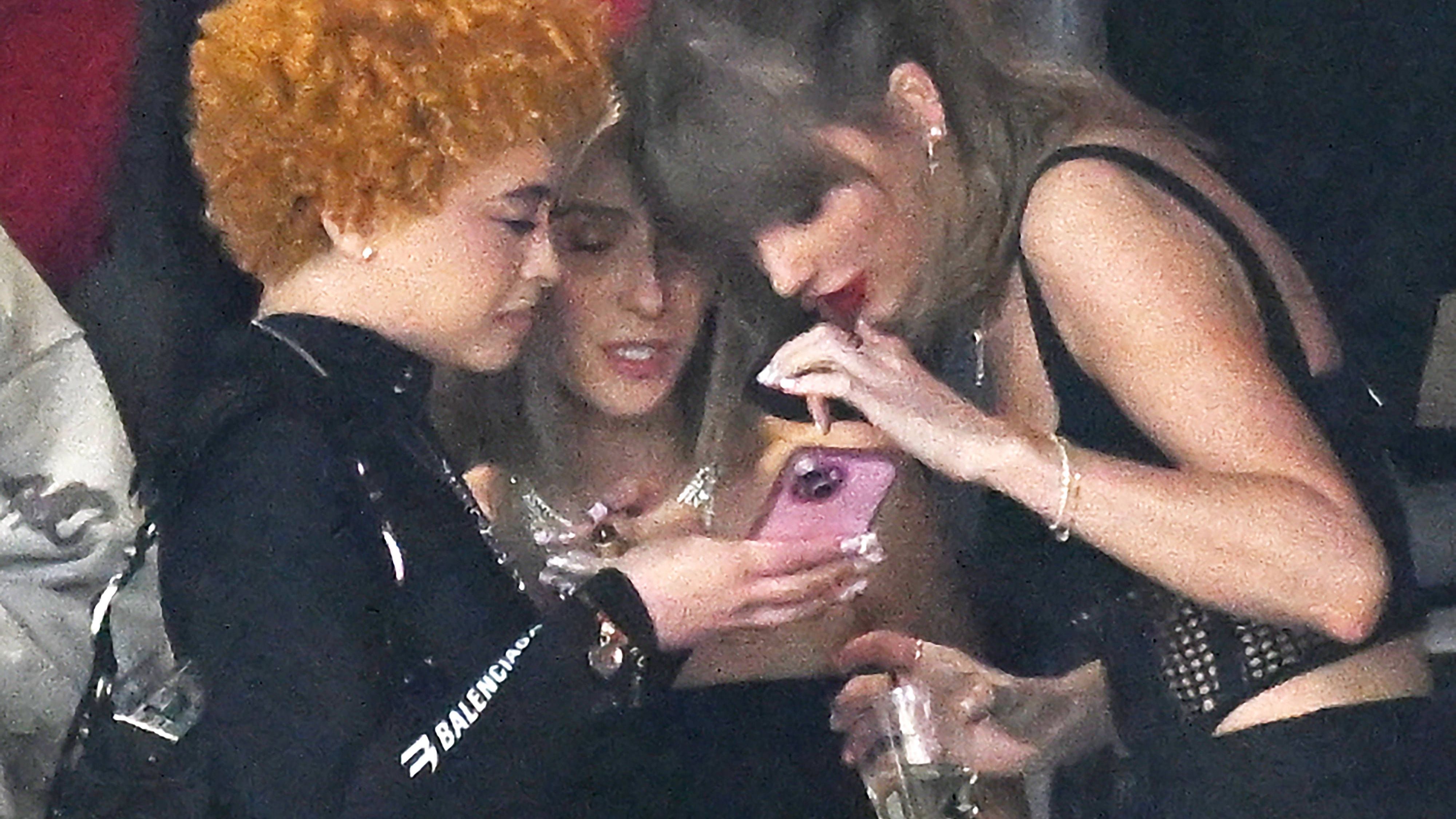 <strong>Was gibt es da wohl zu sehen?</strong><br>Ice Spice zeigt Ashley Avignone und Taylor Swift Bilder auf ihrem Mobiltelefon.