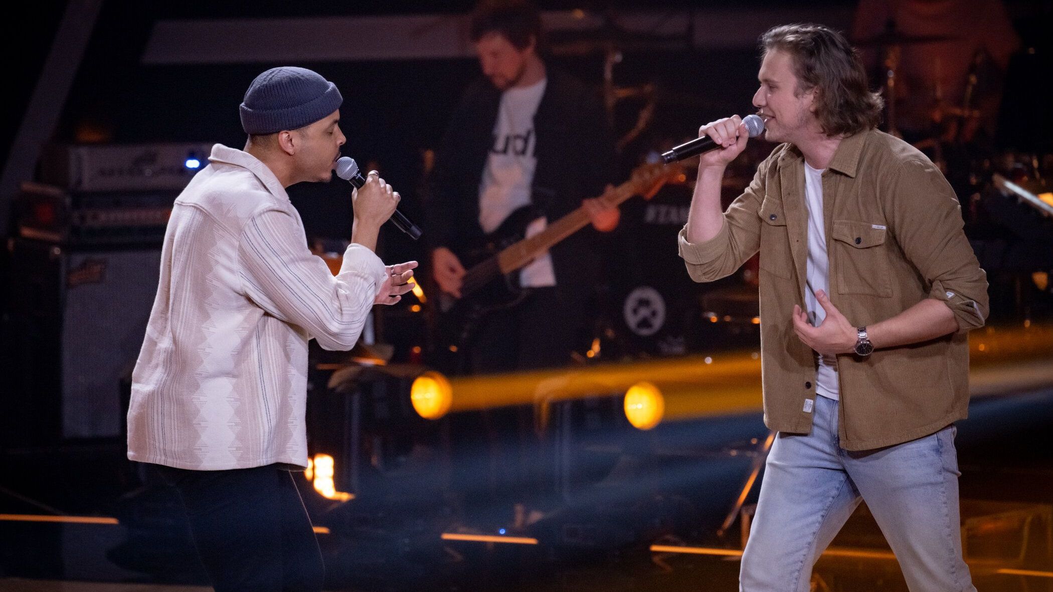 Jamal Weindl (l.) und Benjamin Rückerl (r.) aus der Region Landshut singen "Mr. Brightside“ von The Killers - "Wir spielen beide Gitarre und da kam die Idee auf: Lass eine Instagram-Seite mit unseren Covers machen. Und jetzt sind wir hier.“