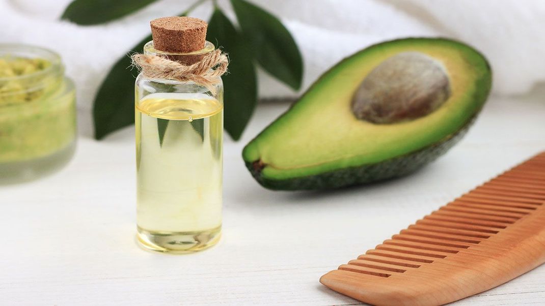 Olivenöl, Ei oder Avocado – Die Haar-Routine mit natürlichen Ölen sorgt für glänzendes Haar.