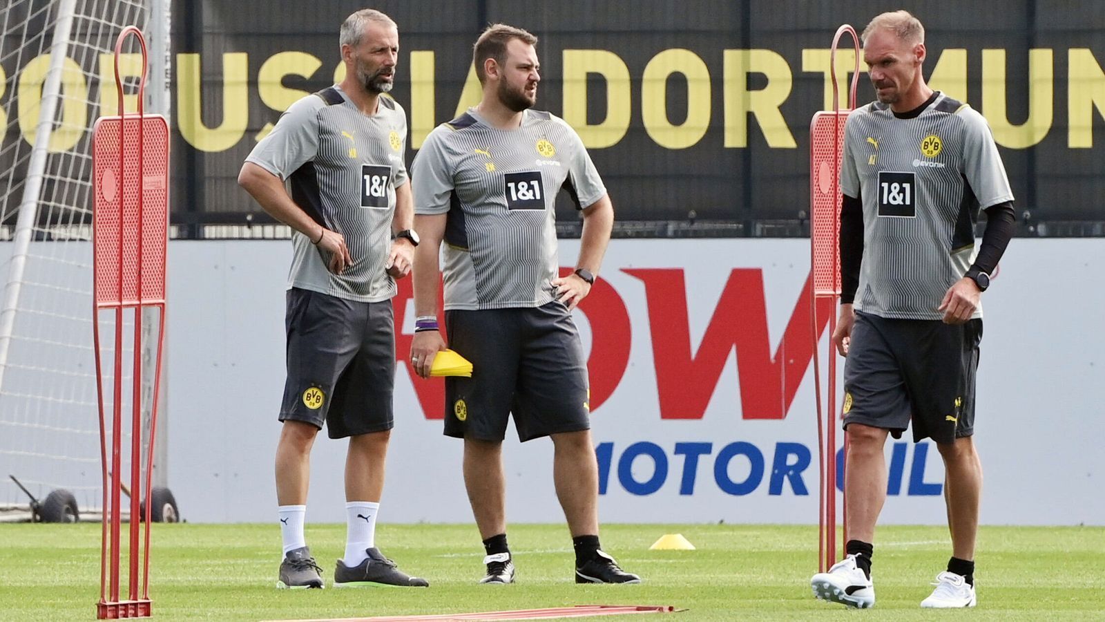 
                <strong>Rose und sein Trainerteam</strong><br>
                Zusammen mit Marco Rose (l.) wechselten auch seine vorherigen Gladbach-Assistenten Rene Maric (M.) und Alexander Zickler (r.) von einer Borussia zur anderen. In dieser Konstellation arbeitete das Trio (zusammen mit Athletik-Trainer Patrick Eibenberger) bereits in Salzburg, danach in Gladbach und jetzt eben in Dortmund.
              