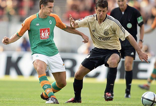 
                <strong>2004: Ligapokal</strong><br>
                2004 wechselte Klose zu Werder Bremen - und verlor zu Beginn der Saison sein drittes Finale in Folge. Den Ligapokal holte sich der FC Bayern mit 3:2 durch einen Doppelpack von Sebastian Deisler und ein Tor von Michael Ballack. Für Werder trafen Ivan Klasnic und Valerian Ismael.
              