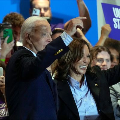 Kamala Harris und Joe Biden bei einer Wahlkampfveranstaltung.