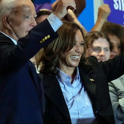 Kamala Harris und Joe Biden bei einer Wahlkampfveranstaltung.