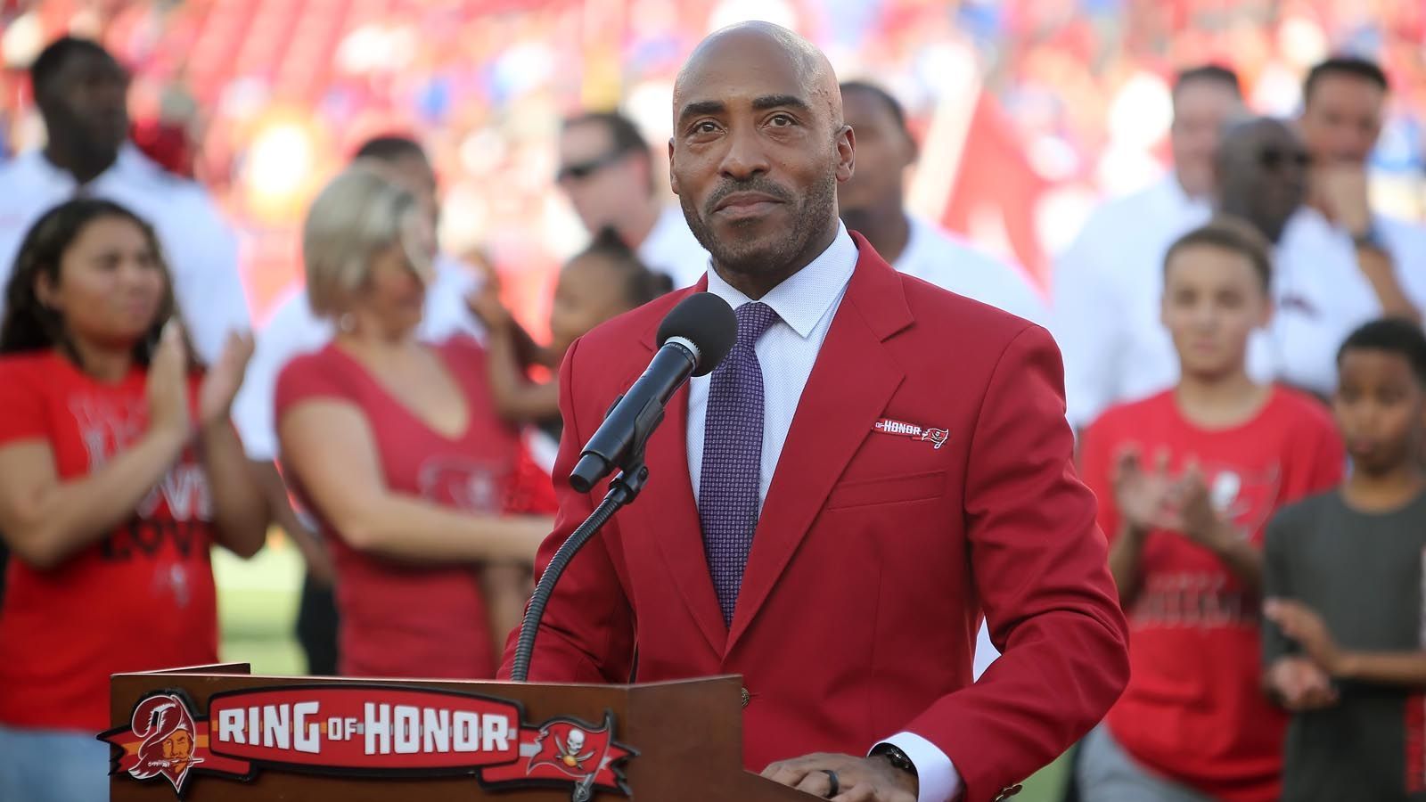 
                <strong>Ronde Barber</strong><br>
                Der Safety und Cornerback spielte seine komplette Karriere bei den Tampa Bay Buccaneers und wurde dort auch fünf Mal zum Pro Bowl eingeladen. Zudem gewann er mit den Bucs 2002 den Super Bowl.
              