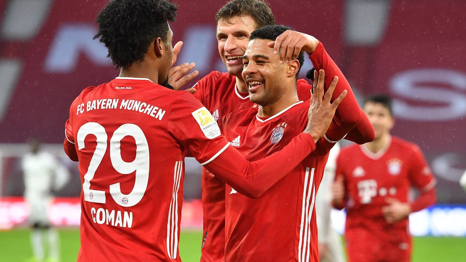 
                <strong>Löw-Variante am wahrscheinlichsten?</strong><br>
                Ist die "Löw-Variante" mit dem wuseligen, aber trotzdem abschlussstarken Gnabry also die wahrscheinlichste? Flankiert von Kingsley Coman und Leroy Sane sowie mit Thomas Müller als kombinationssicherem Halbstürmer im Rücken, um sich selbst immer wieder fallen lassen und mit Tempo aus der Tiefe kommen zu können – gut möglich, dass Flick diesen Ansatz wählt. 
              