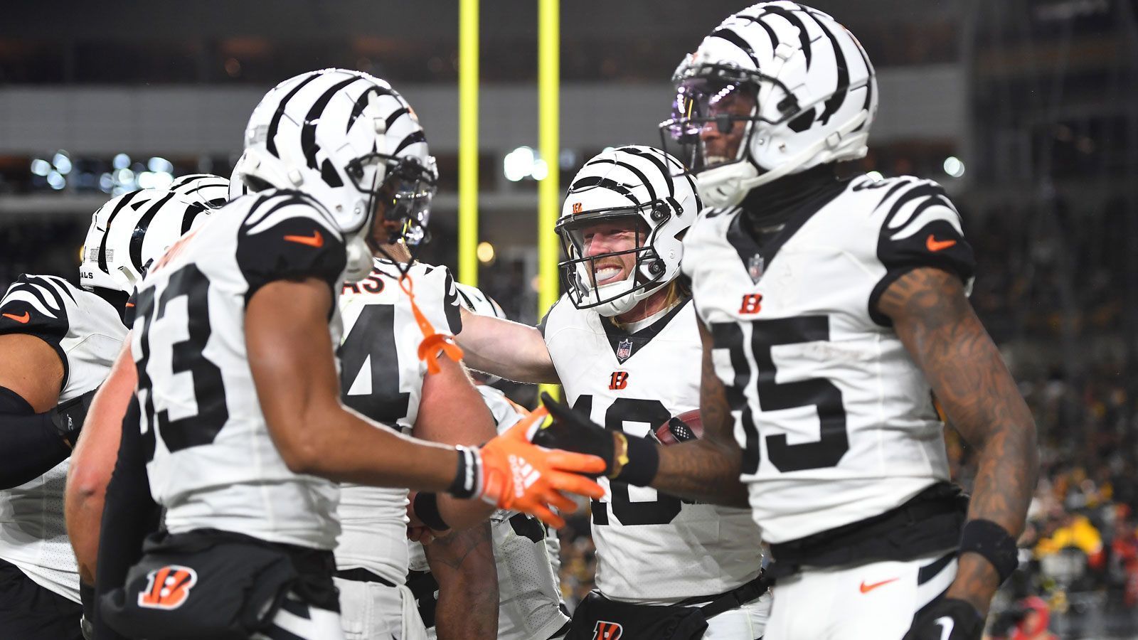 
                <strong>Die Ausgangslage</strong><br>
                Während Cincinnati (9-4) die vergangenen fünf Partien für sich entscheiden konnte und sich mitten im Rennen um den Division-Sieg in der AFC North befindet, ist bei den Buccaneers der Wurm drin. Zwar stehen die Bucs (6-7) in der schwachen NFC South noch an der Spitze und belegen den vierten Rang im Playoff-Ranking der NFC, können den Platz an der Sonne in den kommenden Wochen allerdings noch verlieren. Ob gegen die Bengals, eines der formstärksten Teams der Liga, allerdings der Turnaround gelingt, darf bezweifelt werden.
              
