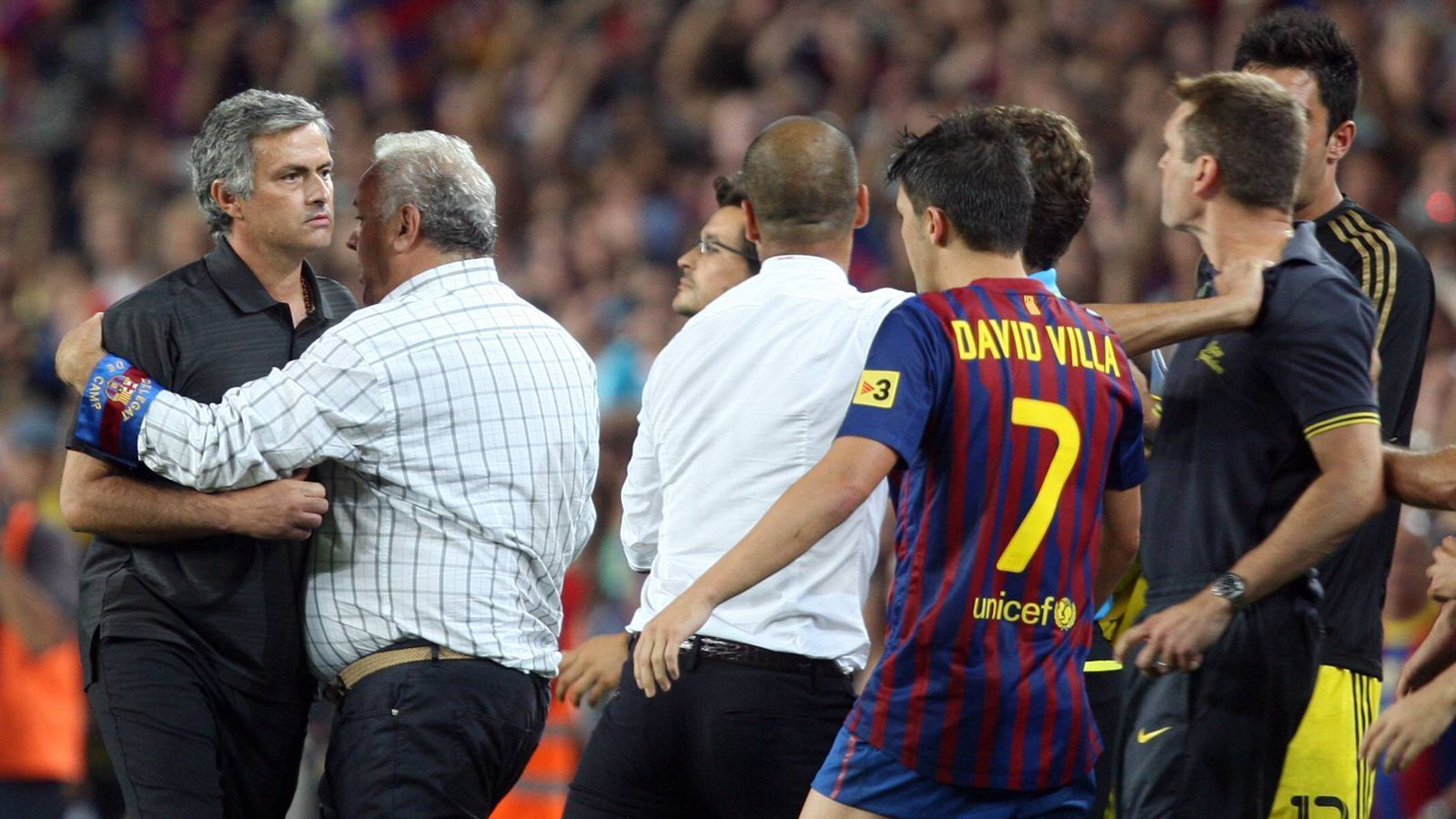 
                <strong>Stich ins Auge</strong><br>
                Im August 2011 stand der nächste Clasico an, wieder ging es hoch her. Bei einer Rudelbildung nach dem Spiel stach Mourinho dem damaligen Barca-Co-Trainer Tito Vilanova (r.) mit dem Finger ins Auge. Dafür wurde er zwei Spiele gesperrt.
              