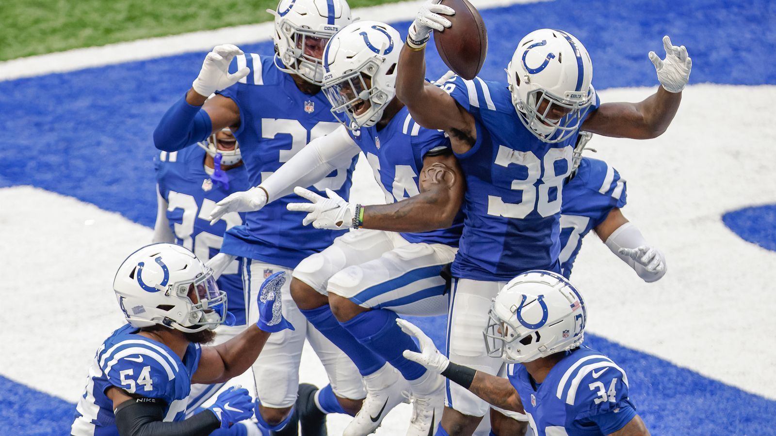
                <strong>Defense: Indianapolis Colts - 28 Punkte</strong><br>
                Sam Darnold muss gegen die Indianapolis Colts schon wieder Geister gesehen haben - anders sind die hanebüchenen drei Interceptions - zwei davon Pick Sixes - des New-York-Jets-Quarterbacks eigentlich nicht zu erklären. Fantasy-Besitzer der Colts-Defense wird es freuen: Zwei Touchdowns sowie zwei Sacks und nur sieben zugelassene Punkte bescherten ihnen am 3. Spieltag starke 28 Punkte.
              