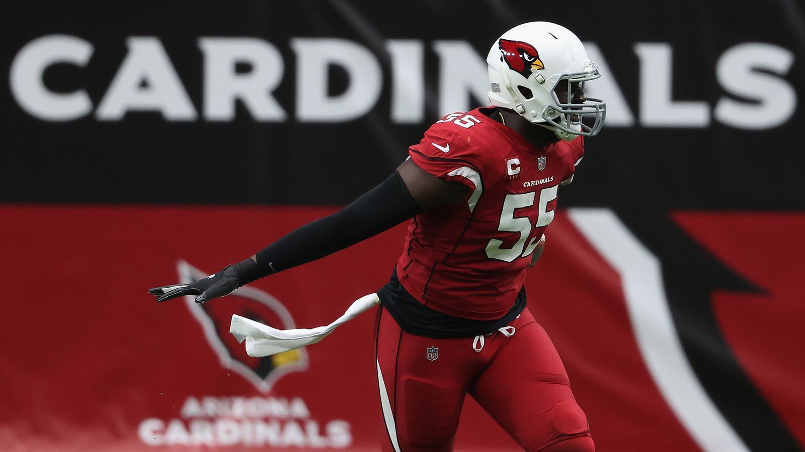 
                <strong>Chandler Jones (Arizona Cardinals) </strong><br>
                Die Arizona Cardinals müssen den Rest der Saison ohne Star-Pass-Rusher Chandler Jones auskommen. Der 30-Jährige zog sich im Spiel gegen die New York Jets (30:10) eine Verletzung am Bizeps zu, die eine Operation nach sich zieht. In der aktuellen Spielzeit sammelte der dreifache Pro Bowler zehn Pressures und einen Sack. Wie Head Coach Kliff Kingsbury den Ausfall kompensieren möchte, ist noch unklar. Die beiden Edge-Rusher Zach Allen und Haason Reddick könnten mehr Spielzeit sehen.
              