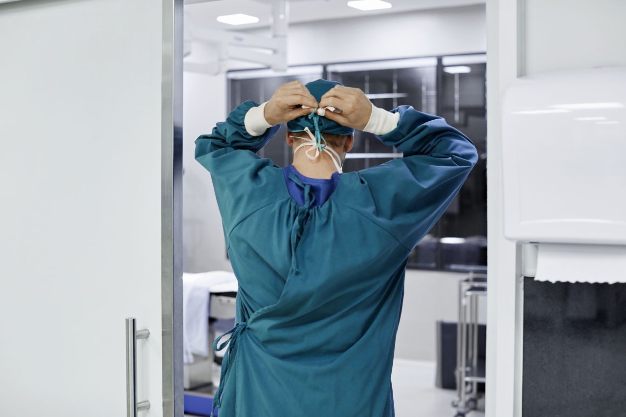 Im OP gelten andere Regeln: Das medizinische Personal trägt blaue oder grüne OP-Kleidung und Maske. 