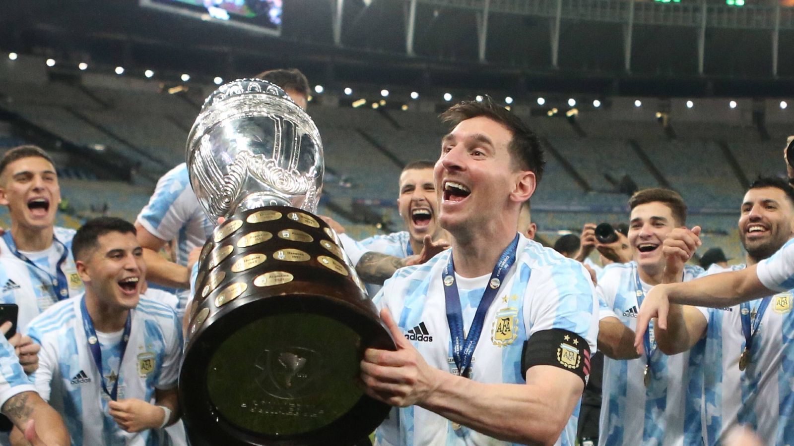 
                <strong>2021: Copa-America-Sieger – Kontinentales Maximum </strong><br>
                Mit Argentinien krönt sich Messi 2020/21 zum Copa-America-Sieger. Mit vier Treffern in sieben Spielen führt der Kapitän die "Albiceleste" bis ins Finale gegen Brasilien, das die Gauchos mit 1:0 gewinnen.
              