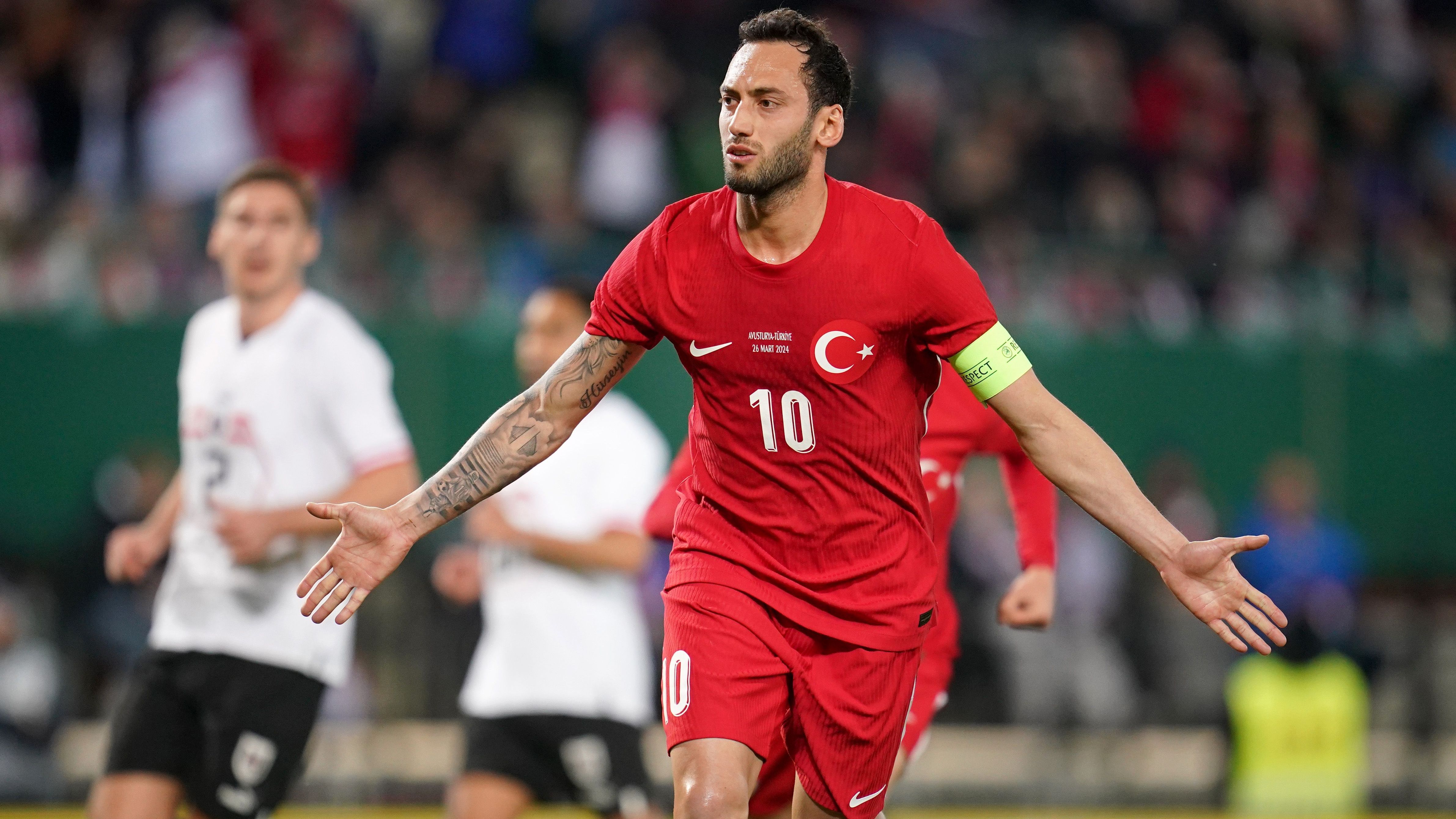 <strong>Türkei: Hakan Calhanoglu</strong><br>Verein: Inter Mailand<br>Länderspiele: 84 (18 Tore)<br>Position: Defensiver Mittelfeldspieler<br>Alter: 30 Jahre<br>Marktwert: 40 Millionen Euro