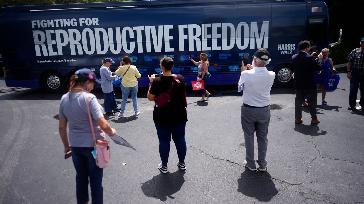 3. September 2024, USA, Boynton Beach: Auftaktveranstaltung zur "Reproductive Freedom Bus Tour", der Kampagne der demokratischen Präsidentschaftskandidatin Harris mit 50 Stopps.