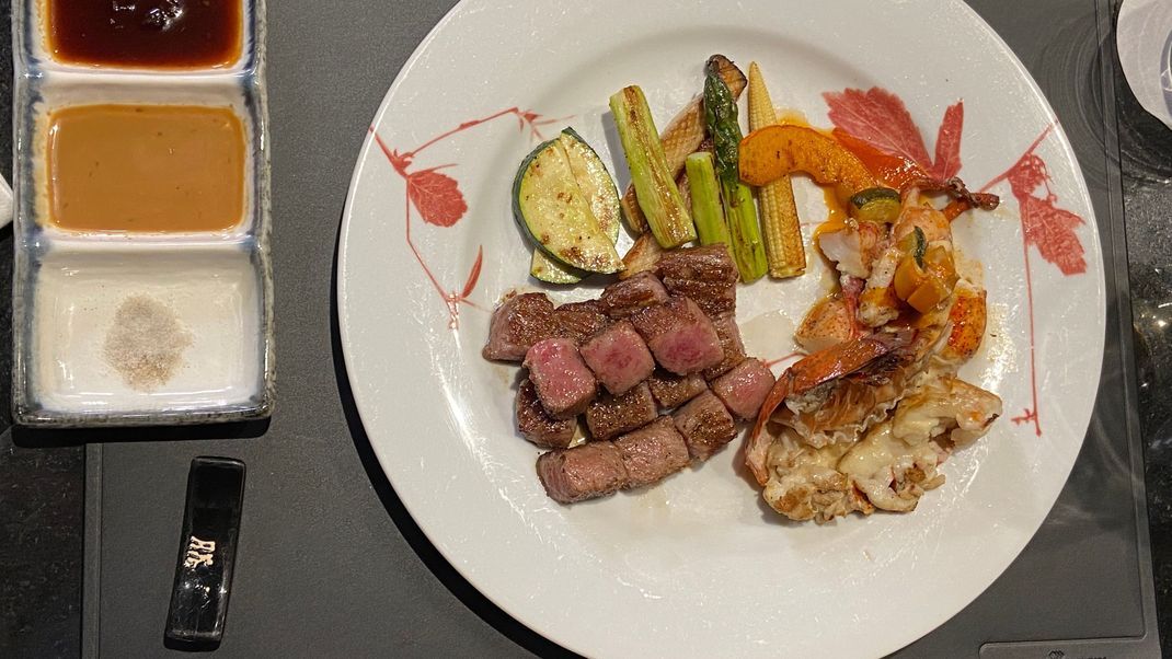 „Surf & Turf“ – Wagyu-Entrecote und gegrillter Hummer mit Gemüse und verschiedenen Saucen