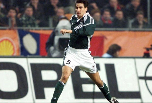 
                <strong>Zoltan Sebescen (23.02.2000)</strong><br>
                DFB-Trainer Erich Ribbeck überrascht alle Experten, als er den Mittelfeldspieler Zoltan Sebescen gegen die Niederlande in der Startelf aufbietet. Das Experiment geht fürchterlich schief - der erste Wolfsburger in der DFB-Elf ist an beiden Gegentoren beteiligt.
              