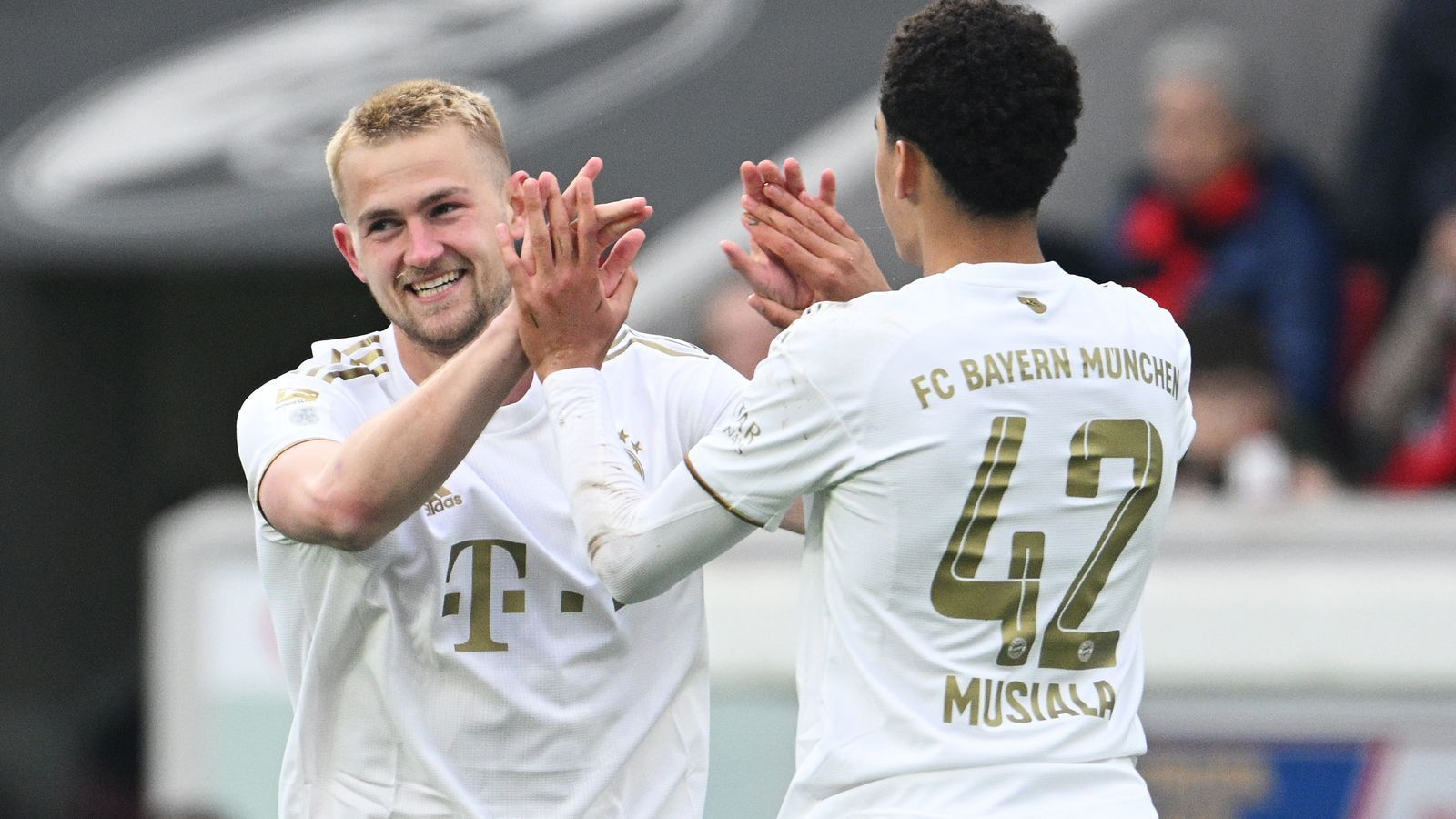 
                <strong>Die Einzelkritik des FC Bayern gegen den SC Freiburg</strong><br>
                Wenige Tage nach dem Pokal-Aus gegen den SC Freiburg trifft der deutsche Rekordmeister erneut auf die Breisgauer. Dank eines Traumtores von Abwehrchef Matthjis de Ligt beißt sich die Elf von Trainer Thomas Tuchel an der Tabellenspitze fest und scheint die jüngste Ergebniskrise abgeschüttelt zu haben. ran hat die Bayern-Stars um de Ligt, Kimmich und Co. bewertet.
              