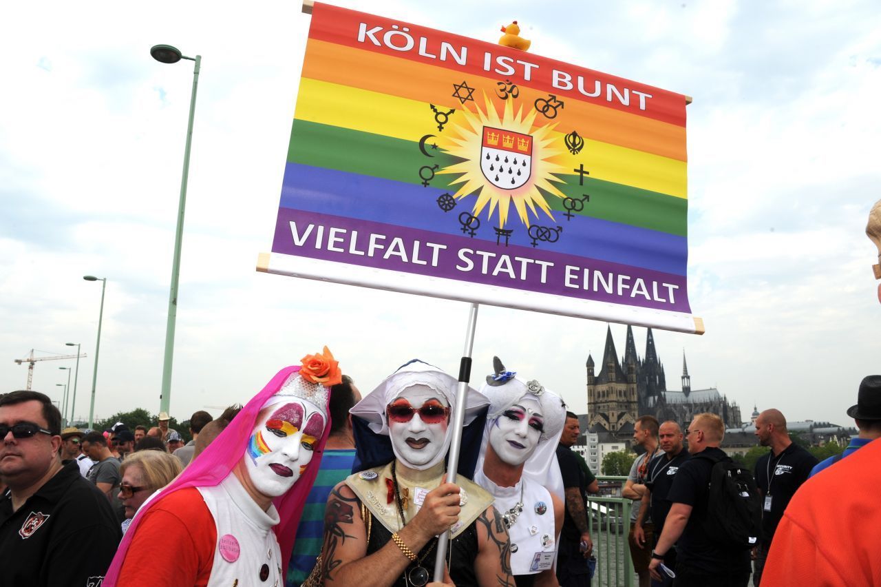 Vielfalt lautete das Motto beim Cologne Pride 2015. Die bunten Kostüme unterstreichen das.