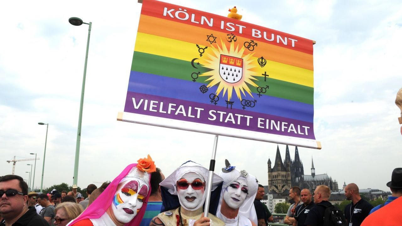 Vielfalt lautete das Motto beim Cologne Pride 2015. Die bunten Kostüme unterstreichen das.