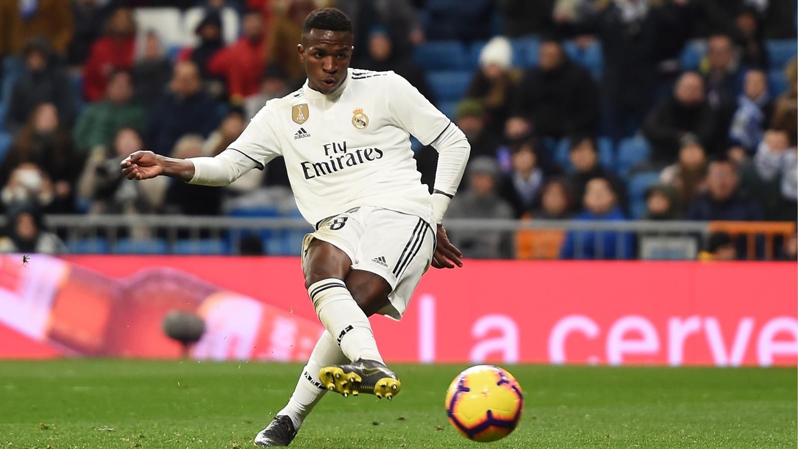 
                <strong>Vinicius Junior</strong><br>
                Beim blamablen Champions-League-Aus gegen Ajax Amsterdam zog sich Vinicius Junior zu allem Übel noch einen Außenbandanriss im Knie zu und wird wohl noch bis Anfang Mai ausfallen. Dennoch zählt der 18-Jährige als großer Hoffnungsträger und stellte sein Können in dieser Saison bereits unter Beweis. In 20 Pflichtspielen in dieser Saison kam das Offensiv-Talent auf zehn Scorer-Punkte. Vinicius Junior wechselte im Sommer 2018 von Flamengo Rio de Janeiro zu den "Königlichen", bei denen er einen Vertrag bis 2025 unterschrieben hat.
              